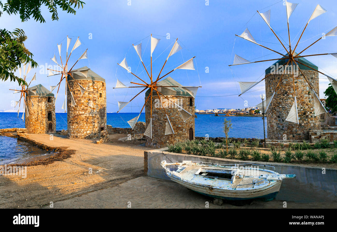 Moulins à vent traditionnels au coucher du soleil l'île de Chios, Grèce. Banque D'Images