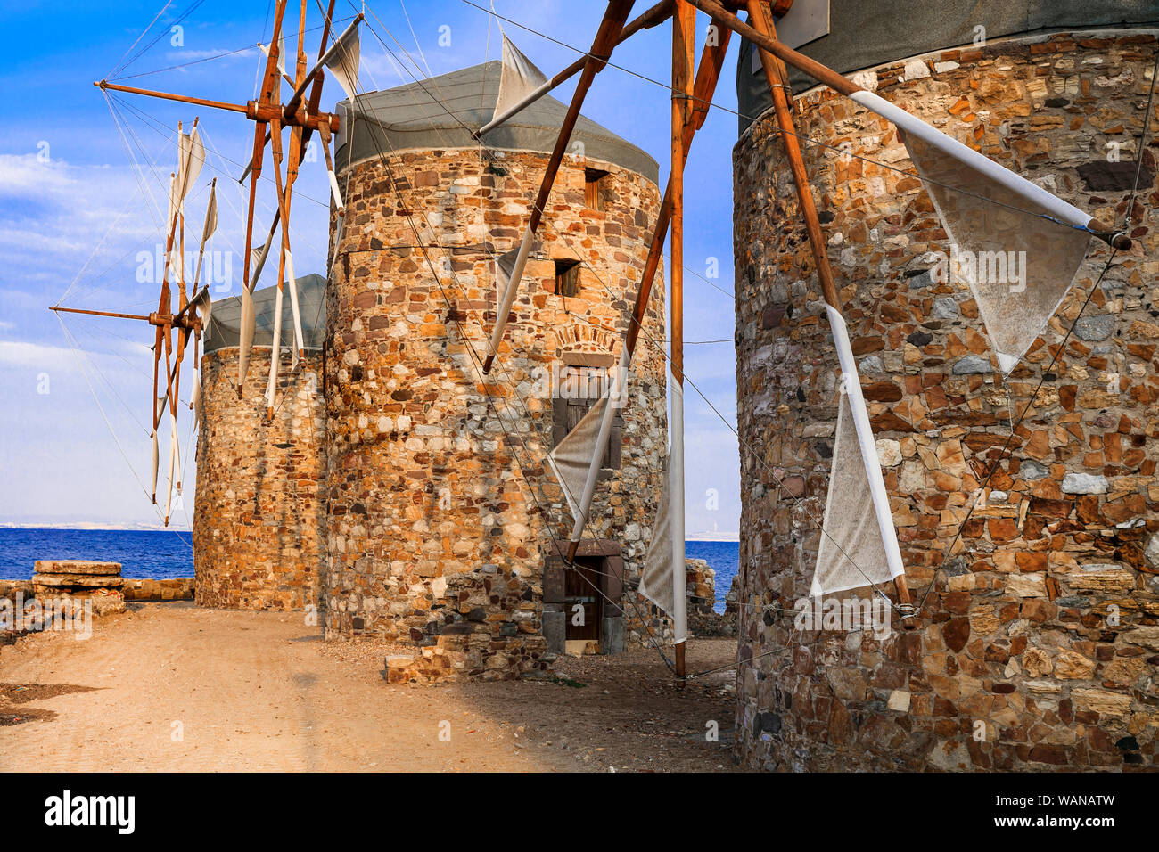 Moulins à vent traditionnels sur l'île de Chios, Grèce. Banque D'Images
