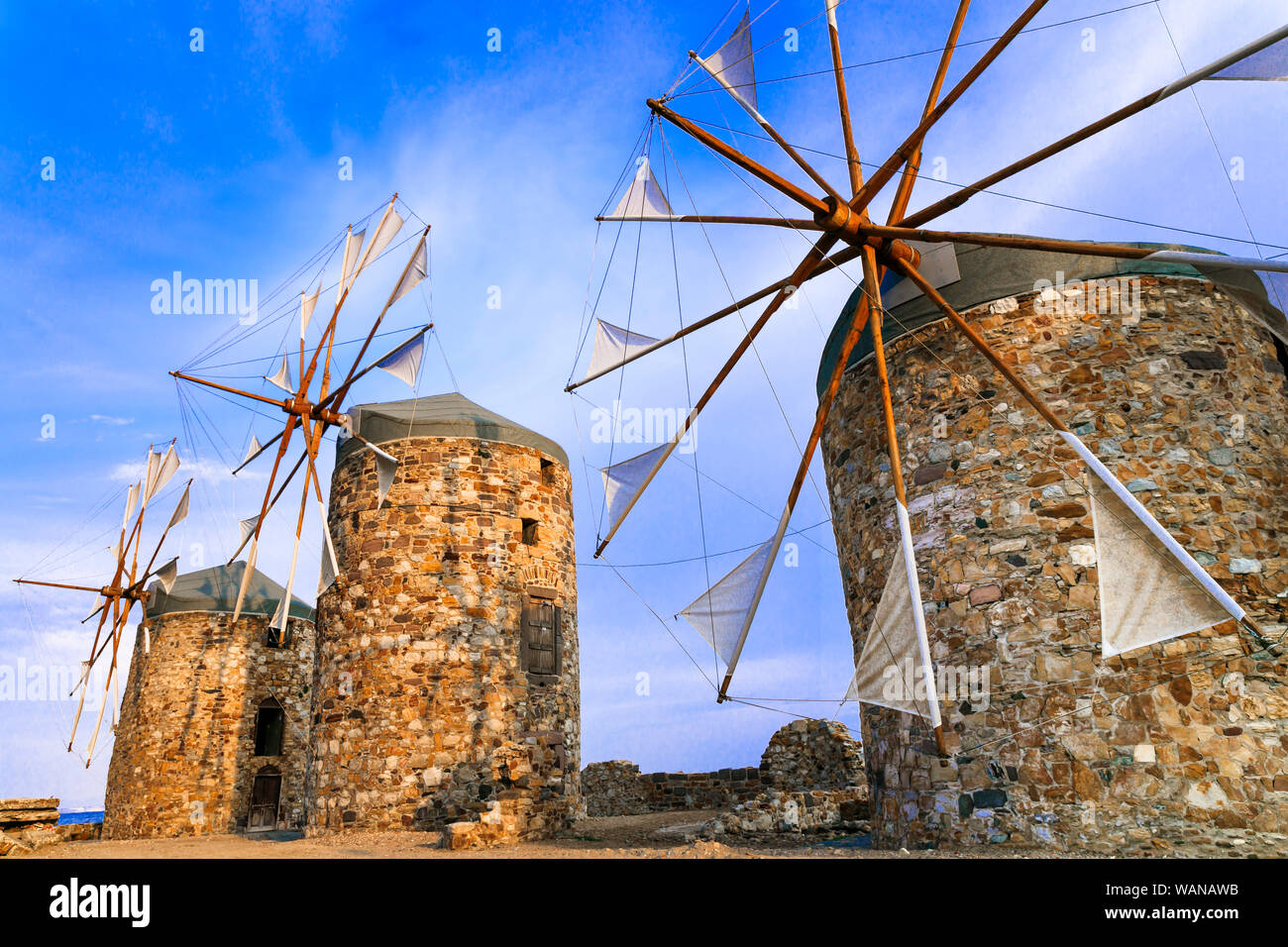 Moulins à vent traditionnels sur l'île de Chios, Grèce. Banque D'Images