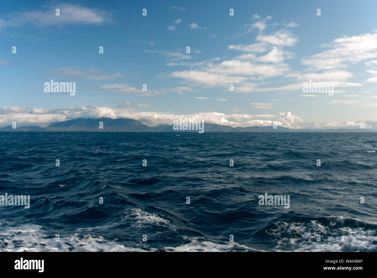 L'île de Eigg écossais à distance sous les nuages Banque D'Images