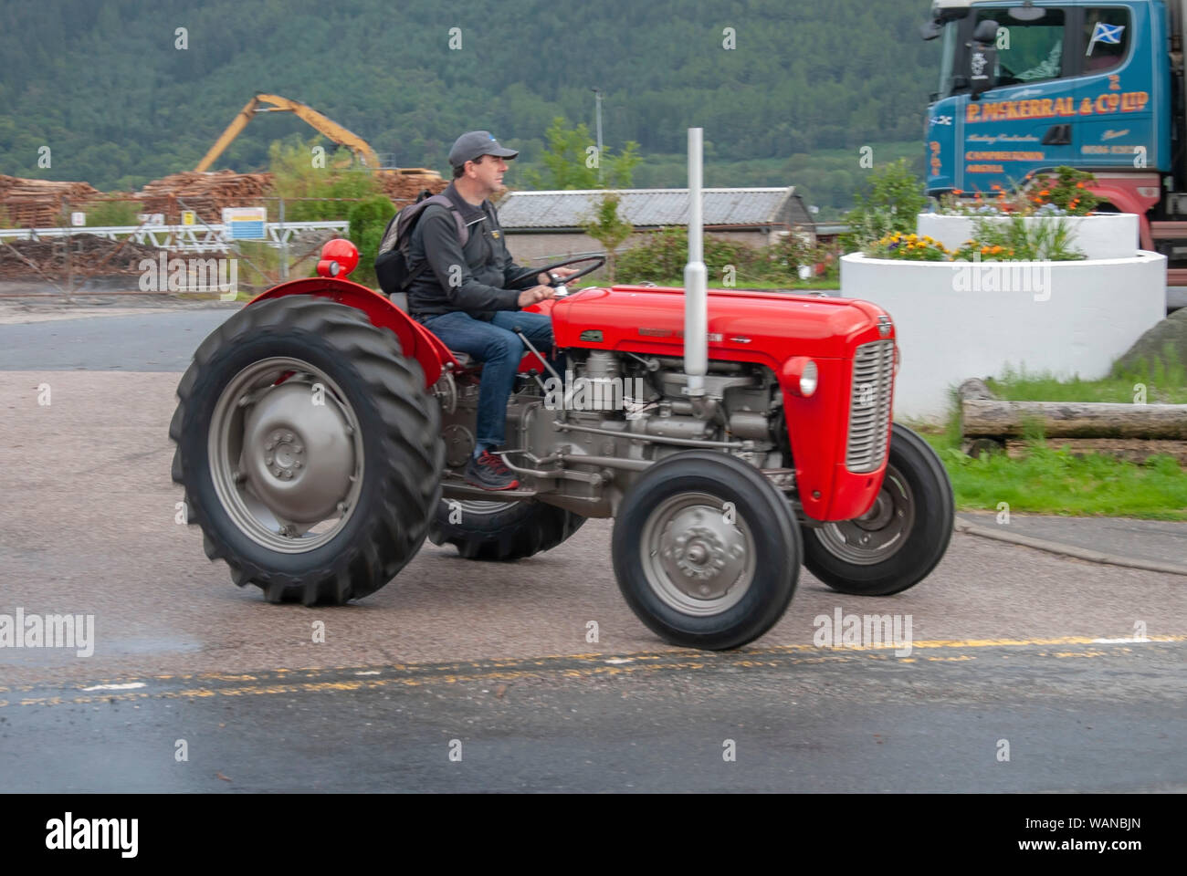 Sac à dos homme Vintage 1958 Conduite tracteur Massey Ferguson gris rouge hors-jeu vue du côté des pilotes masculins Sandpoint Marina 1 pers Banque D'Images