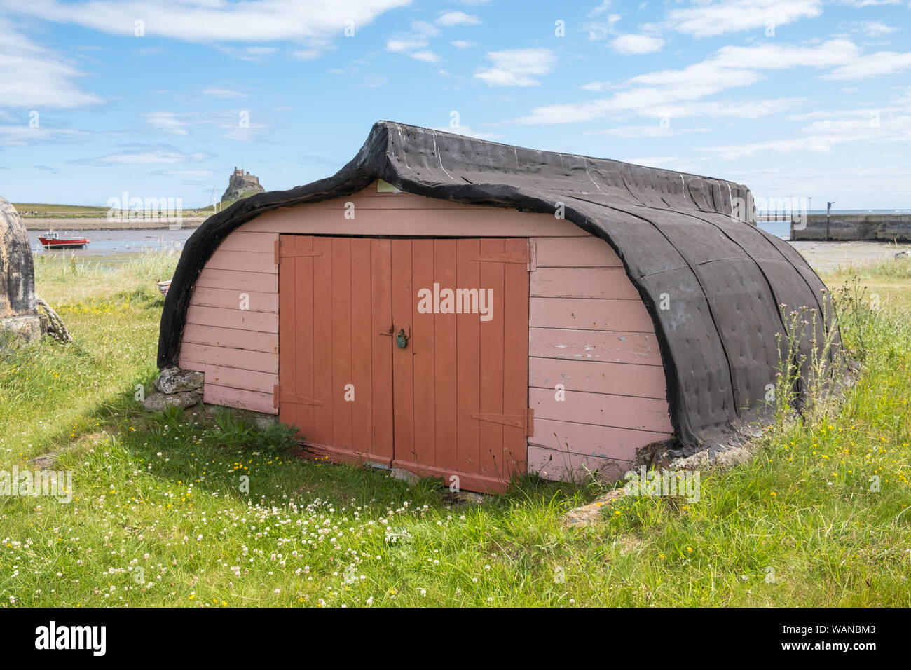 Le bateau traditionnel apporte sur l'île sacrée de Lindisfarne dans le Northumberland, Royaume-Uni sont fabriqués à partir de bateaux de pêche tournée vers Banque D'Images