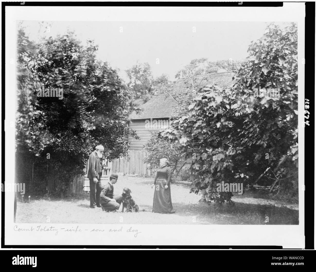 Comte Tolstoï, épouse, fils et chien Banque D'Images
