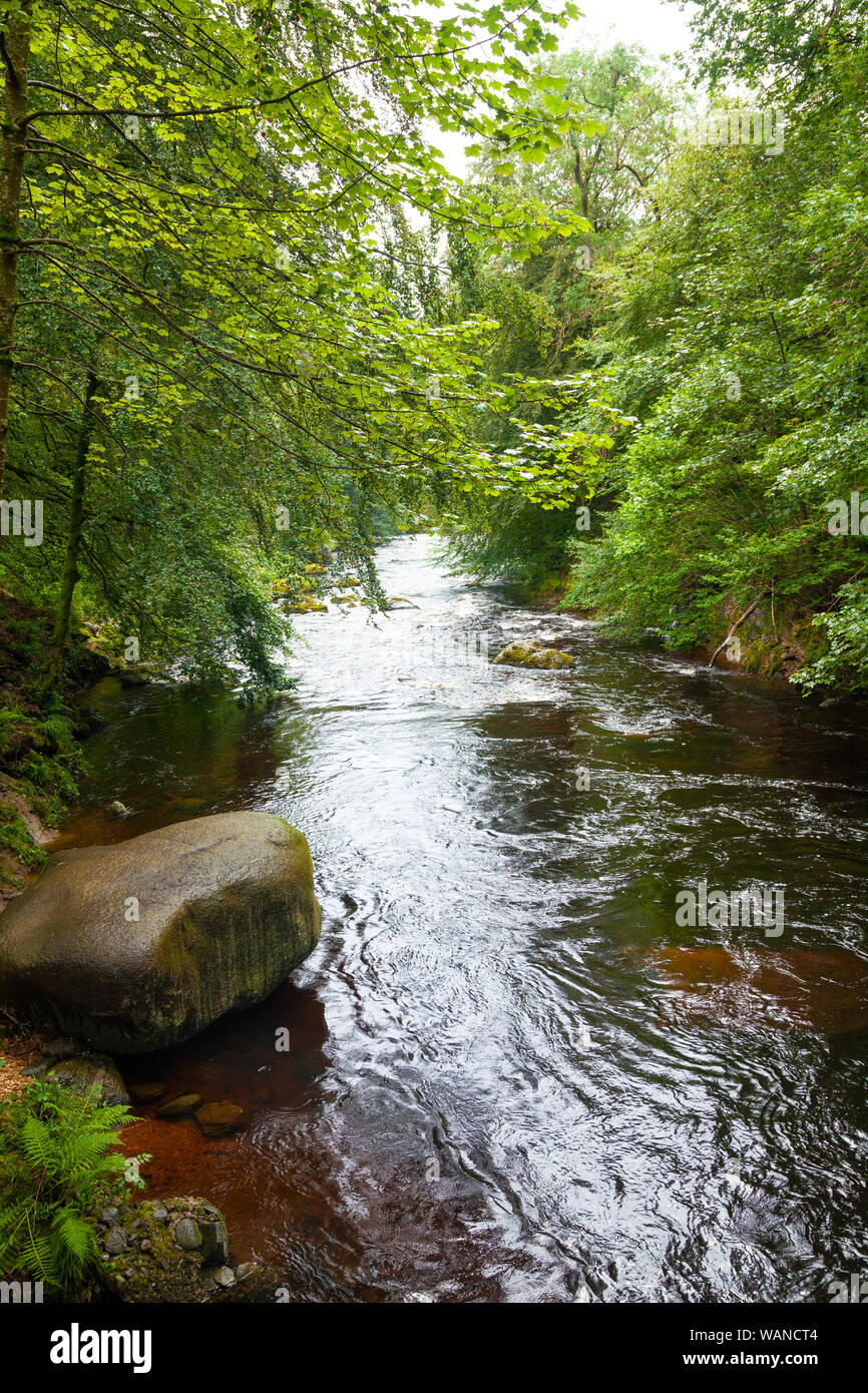 La South Esk River près du village de Cortachy, Angus, Scotland. Banque D'Images