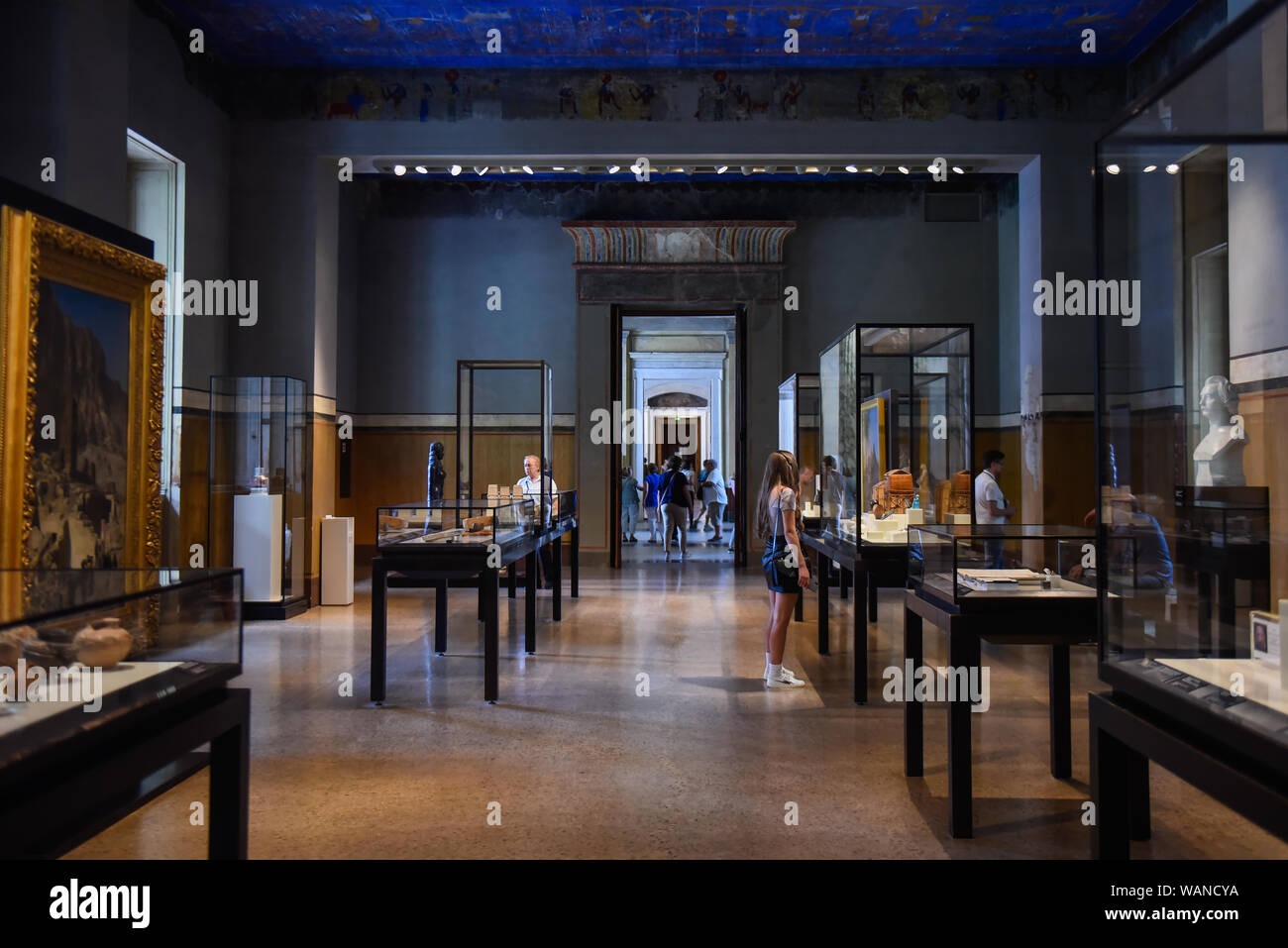 Berlin, Allemagne. 20e Août, 2019. Les visiteurs admirer un artefact comme ils marchent à travers l'Egypte ancienne exposition permanente au Neues Museum.Le Musée égyptien et la Collection de Papyrus a une chance de présenter elle-même sur une échelle jamais montré jusqu'ici, avec plus de 2500 pièces à l'affiche au Neues Museum aile nord. Credit : Omar Marques/SOPA Images/ZUMA/Alamy Fil Live News Banque D'Images