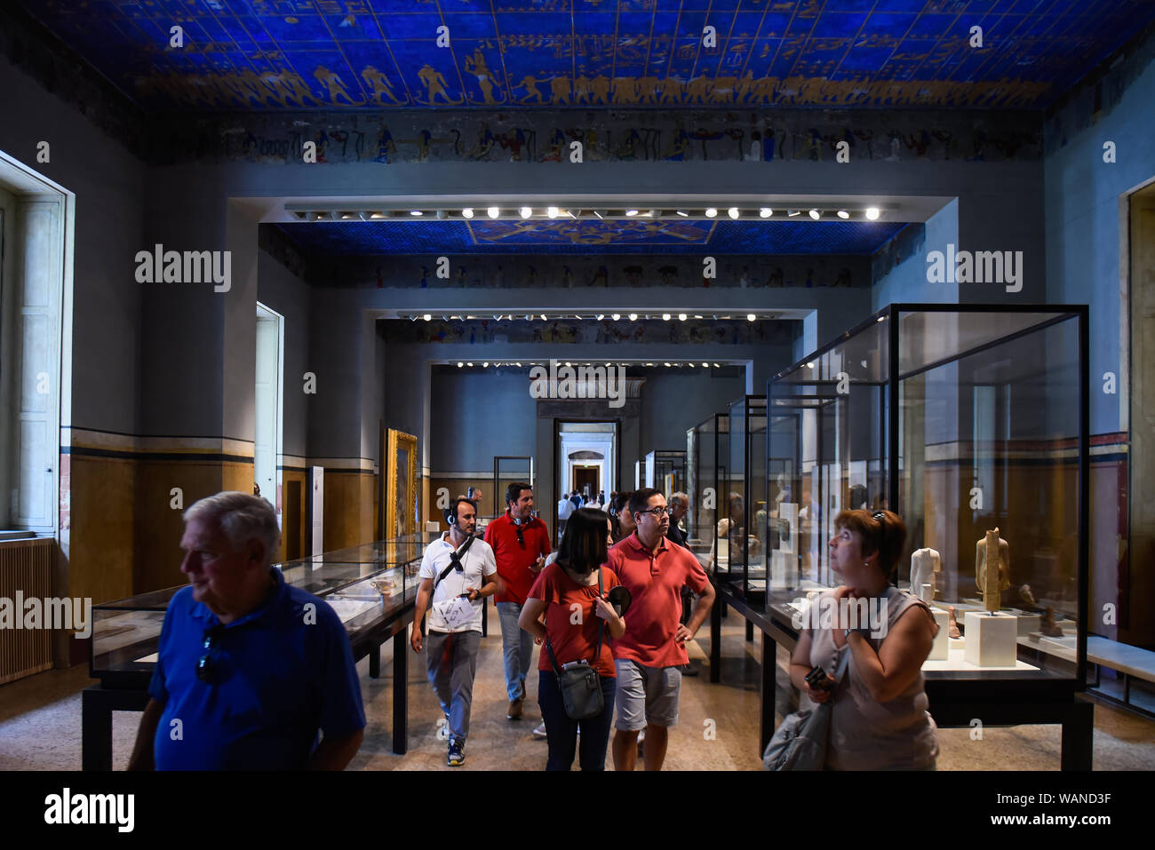 Berlin, Allemagne. 20e Août, 2019. Les visiteurs admirer un artefact comme ils marchent à travers l'Egypte ancienne exposition permanente au Neues Museum.Le Musée égyptien et la Collection de Papyrus a une chance de présenter elle-même sur une échelle jamais montré jusqu'ici, avec plus de 2500 pièces à l'affiche au Neues Museum aile nord. Credit : Omar Marques/SOPA Images/ZUMA/Alamy Fil Live News Banque D'Images