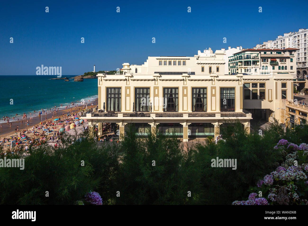 Le Casino Municipal et la Grande Plage de Biarritz (Pyrénées Atlantiques - France). Cet espace accueille le Sommet du G7 2019 du 24 au 26 août. Banque D'Images