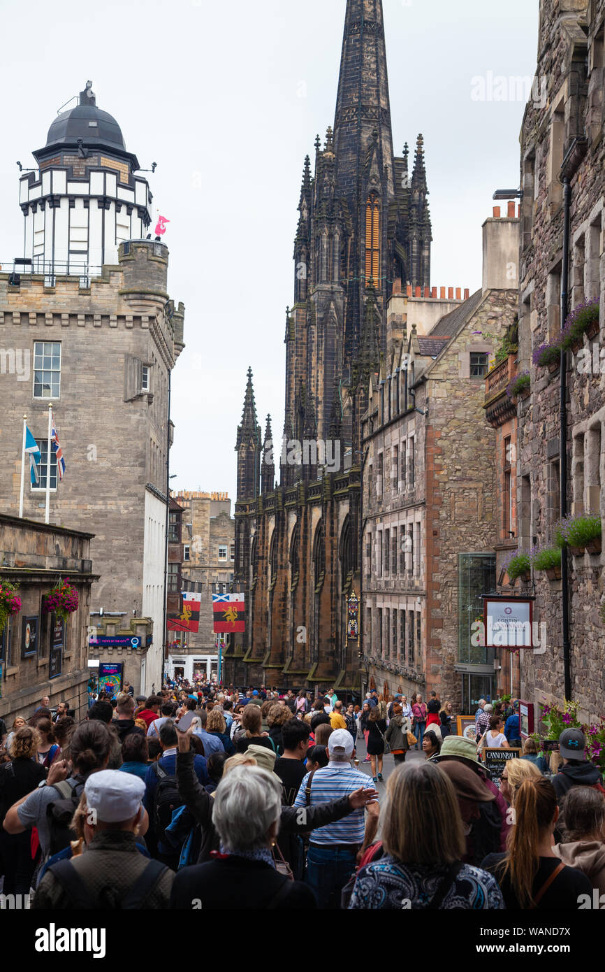 Regardant vers le bas du Royal Mile en direction de la camera obscura, Édimbourg en Écosse. Banque D'Images