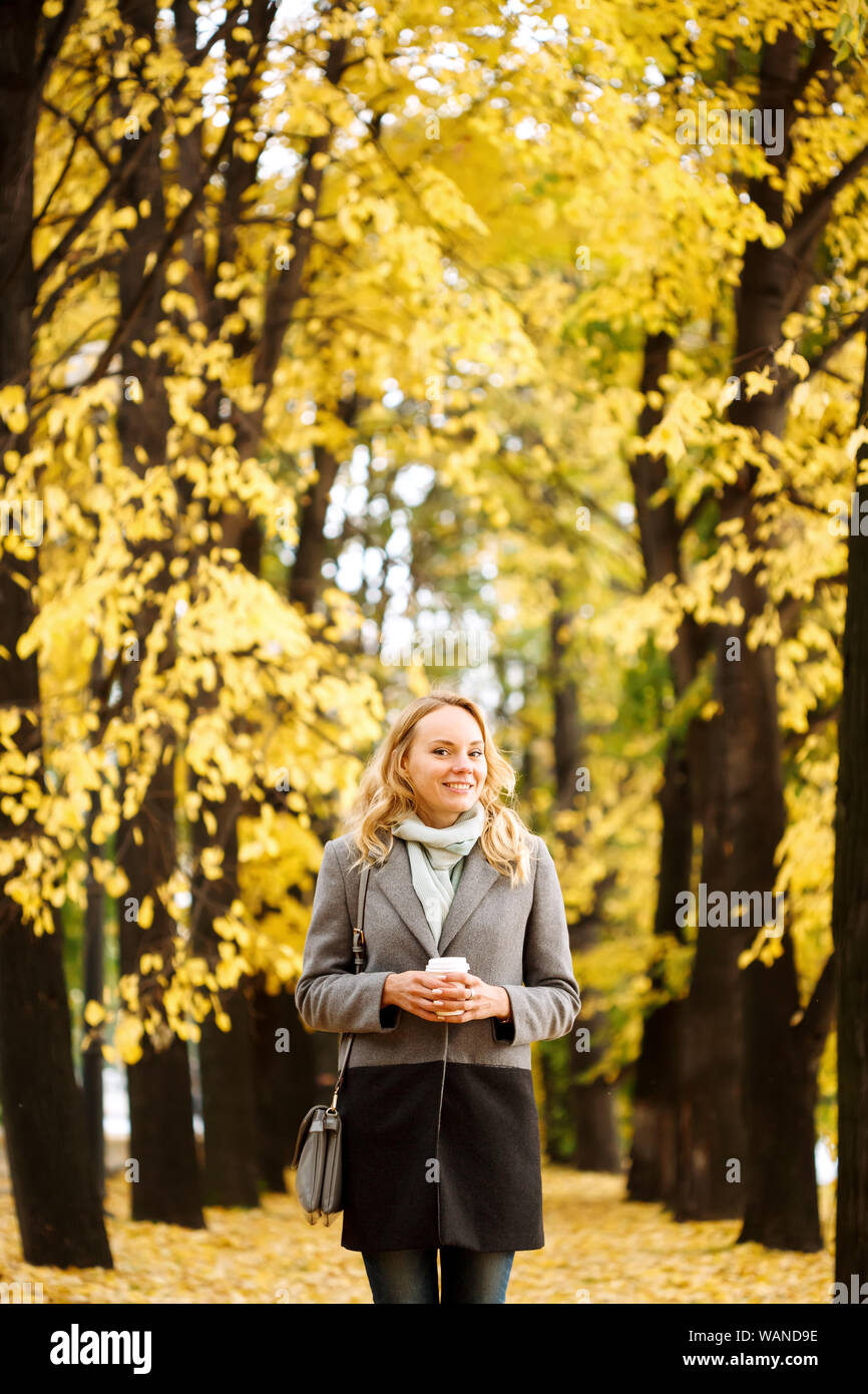 Confiant Active woman walking outdoors in autumn time, journée ensoleillée Banque D'Images