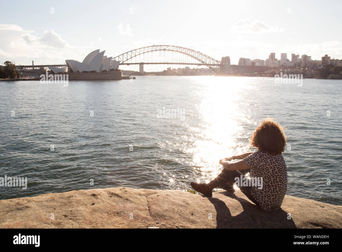 Jeune homme détente au bord de l'océan, au port de Sydney, Australie Banque D'Images