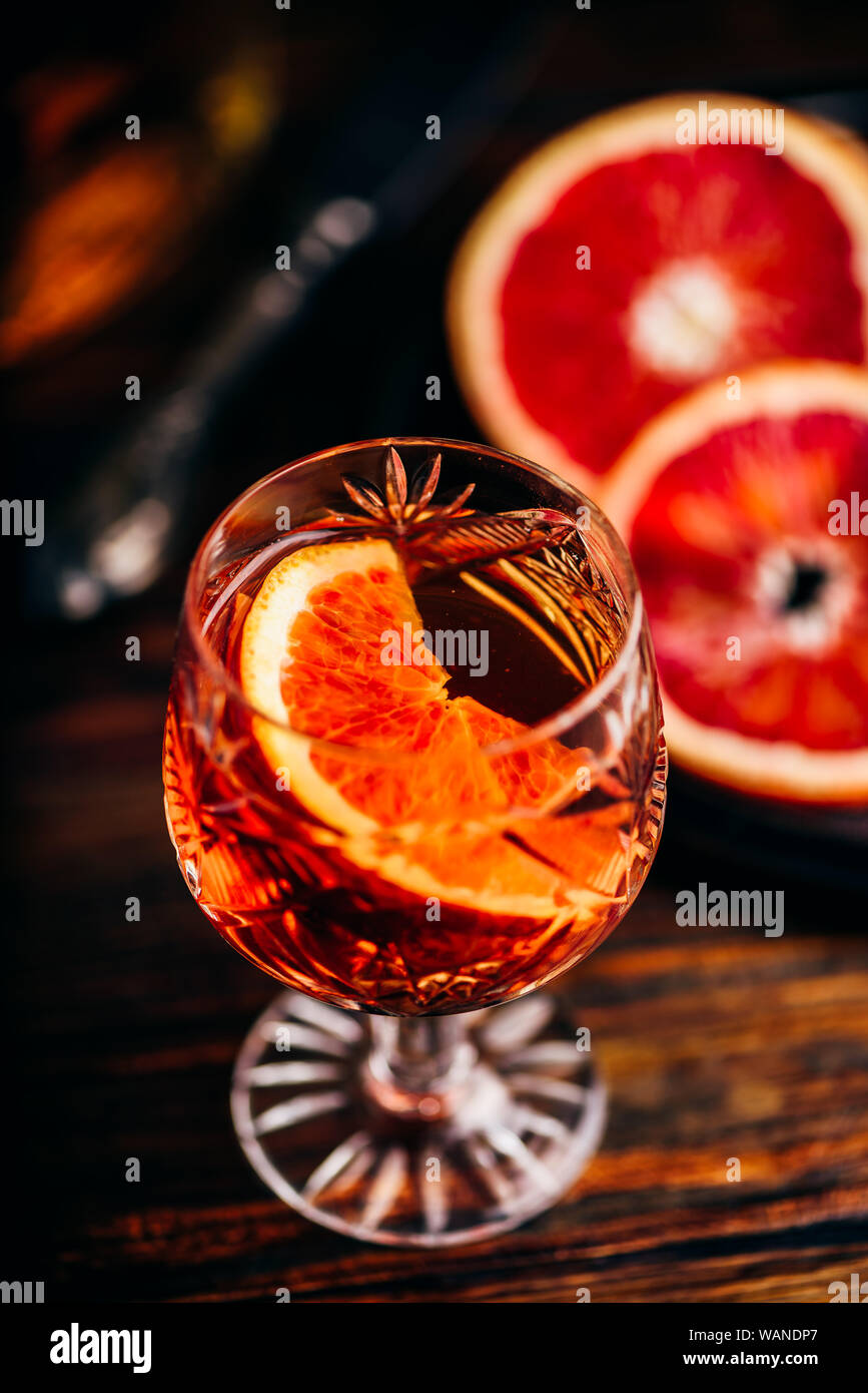 Cocktail whiskey sour orange avec bourbon, jus d'orange sanguine et de sirop Banque D'Images