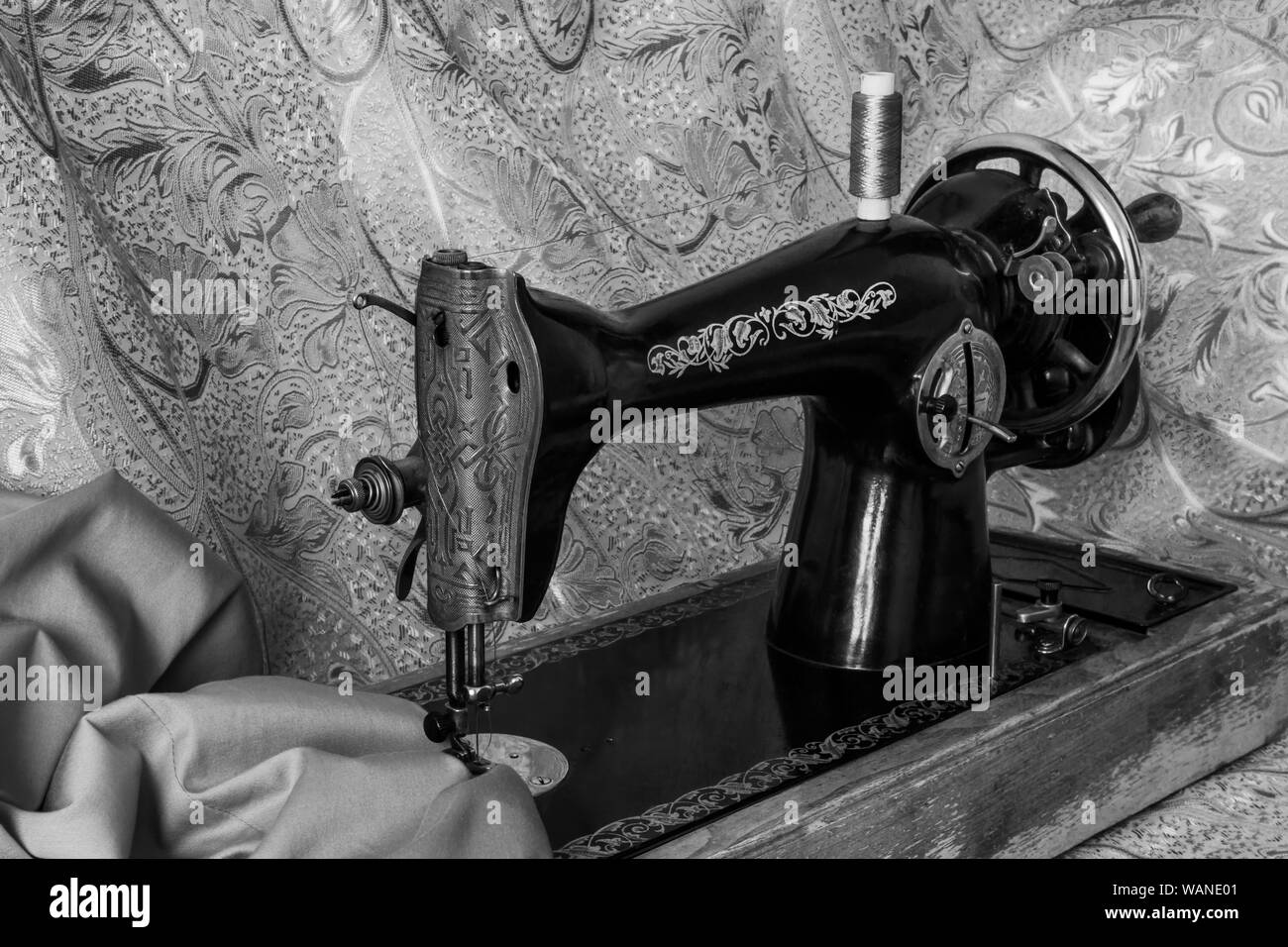 La vie toujours avec un monochrome de la machine à coudre et du tissu Banque D'Images