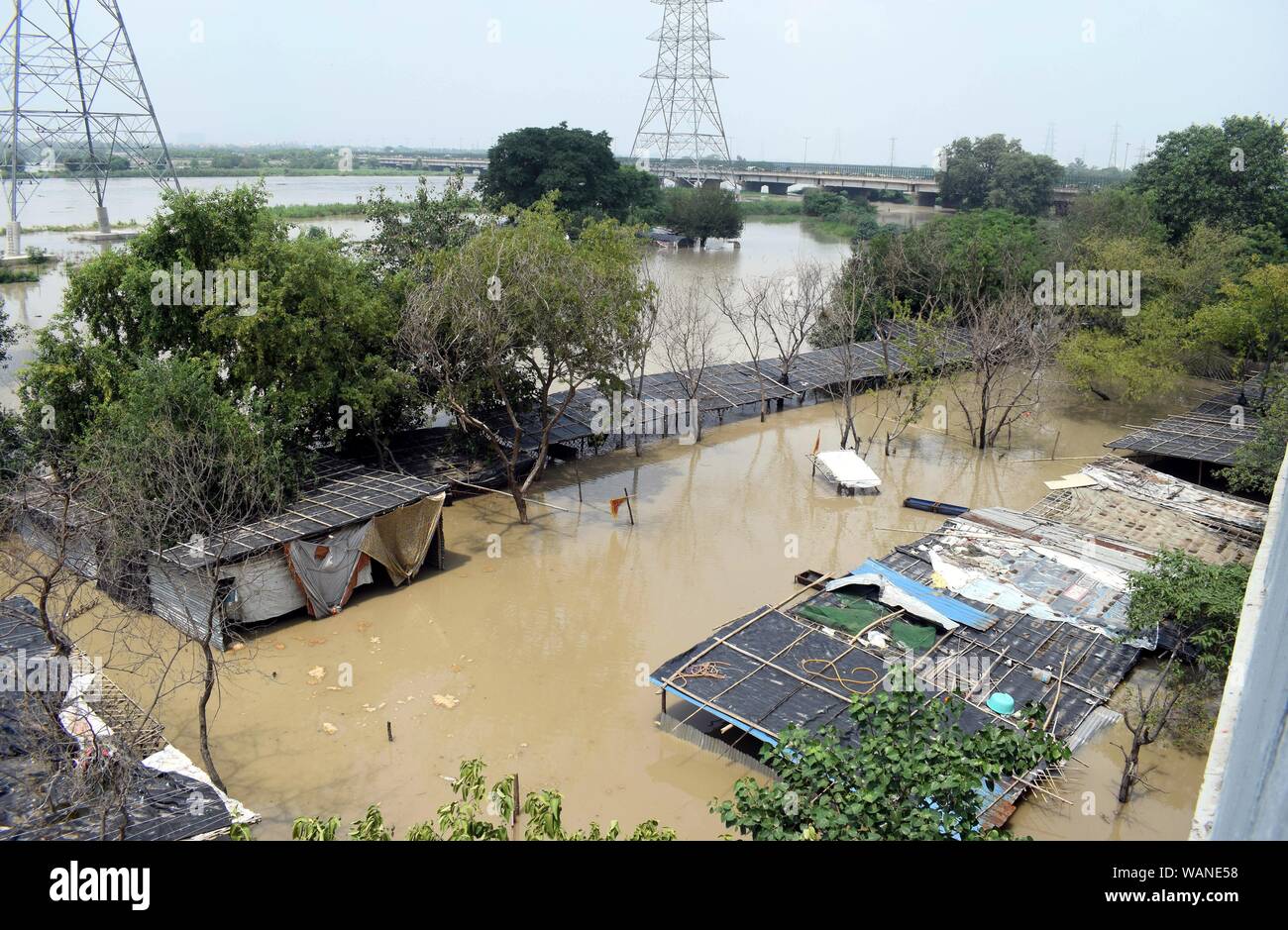 Delhi. Août 21, 2019. Photo prise le 21 août 2019 montre une vue aérienne de l'eau Yamuna affluer dans les taudis de basse altitude au nord de l'Inde de Delhi le 21 août 2019. Une alerte a été déclenchée dans la capitale indienne alors même que la rivière qui traverse la ville a violé la Yamuna - danger-mark, 205,3 mètres-marque, le lundi soir, après l'excès d'eau a été remis en état les pluies-hit vallonné Uttarakhand. À 6 h, heure locale, le mardi, le niveau de l'eau de la rivière a été enregistré à près de 206 mètres, un fonctionnaire de gouvernement de New Delhi a dit. Credit : Partha Sarkar/Xinhua Banque D'Images