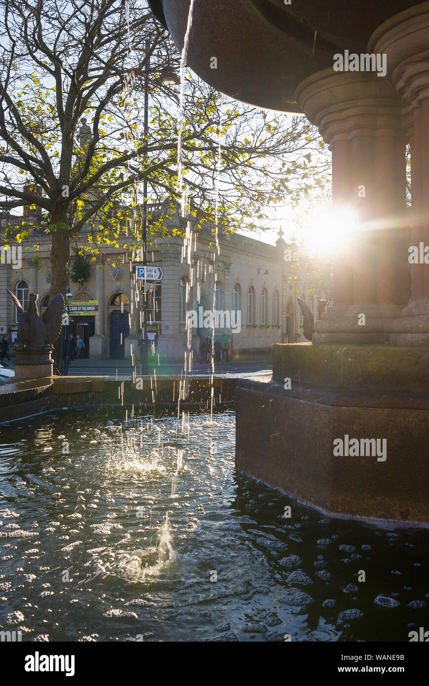 La chute d'eau d'une fontaine municipale dans le Market Place Devizes Wiltshire UK avec le Corn Exchange en arrière-plan Banque D'Images