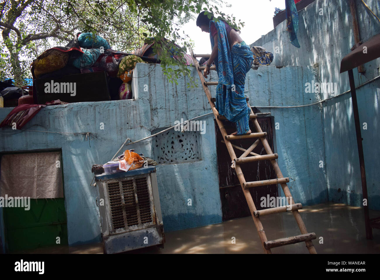 Delhi. Août 21, 2019. Photo prise le 21 août 2019 montre l'inondation bidonville au nord de l'Inde de Delhi. Une alerte a été déclenchée dans la capitale indienne alors même que la rivière qui traverse la ville a violé la Yamuna - danger-mark, 205,3 mètres-marque, le lundi soir, après l'excès d'eau a été remis en état les pluies-hit vallonné Uttarakhand. À 6 h, heure locale, le mardi, le niveau de l'eau de la rivière a été enregistré à près de 206 mètres, un fonctionnaire de gouvernement de New Delhi a dit. Credit : Partha Sarkar/Xinhua Banque D'Images