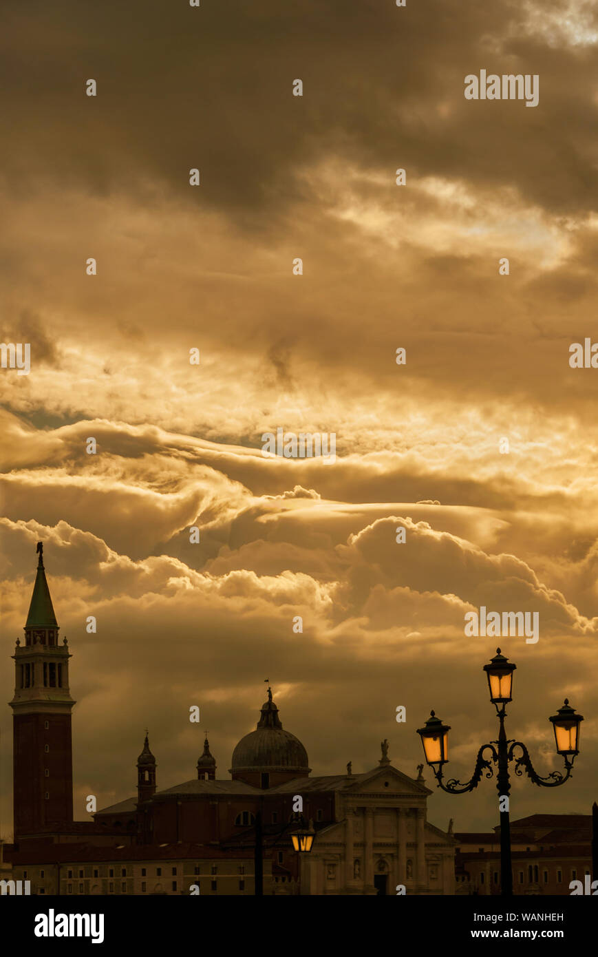 Beaux nuages d'or sur la Basilique St George à Venise (avec copie espace ci-dessus) Banque D'Images