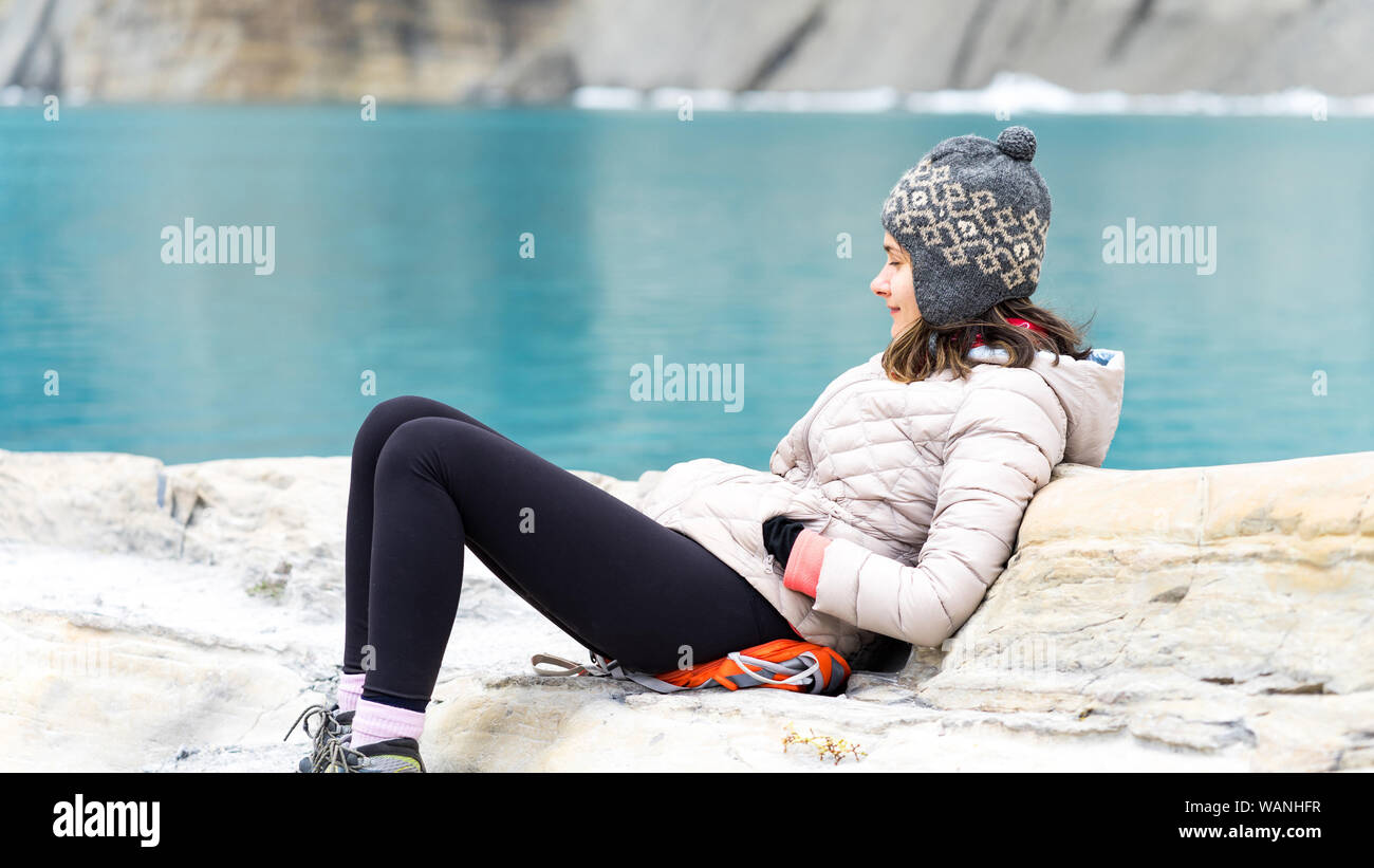 Jeune femme est relaxant sur la côte rocheuse du lac au Montana Banque D'Images