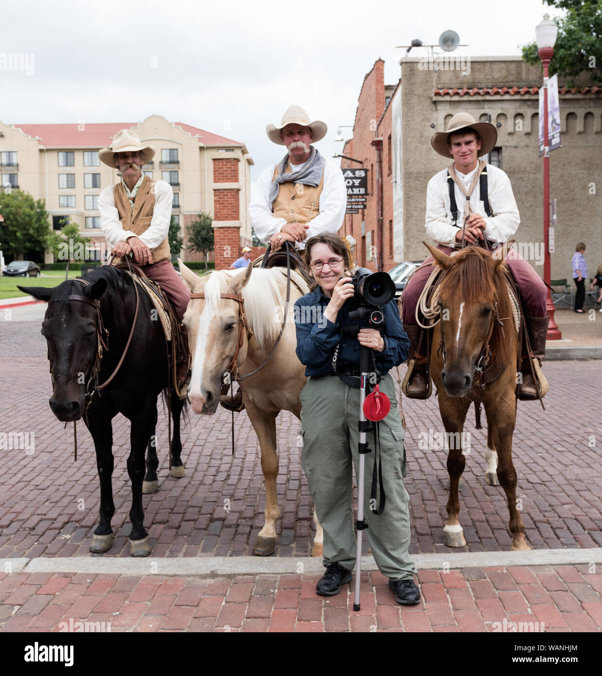 Cowpokes Maltby, Mike Mangold, David Hopper Lane, de gauche à droite à cheval, qui aide Texas Longhorn des troupeaux bovins pendant une promenade deux fois par jour (par opposition à toute exécution des taureaux) dans le quartier Station Stockyards de Fort Worth, Texas, inscrivez-vous photographe Carol M. Highsmith pour une photo Banque D'Images