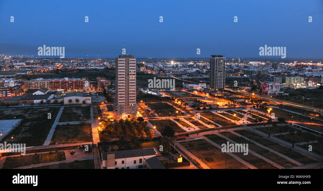 Vue aérienne deux grand bâtiment dans la Torre Valencia à nuit Banque D'Images