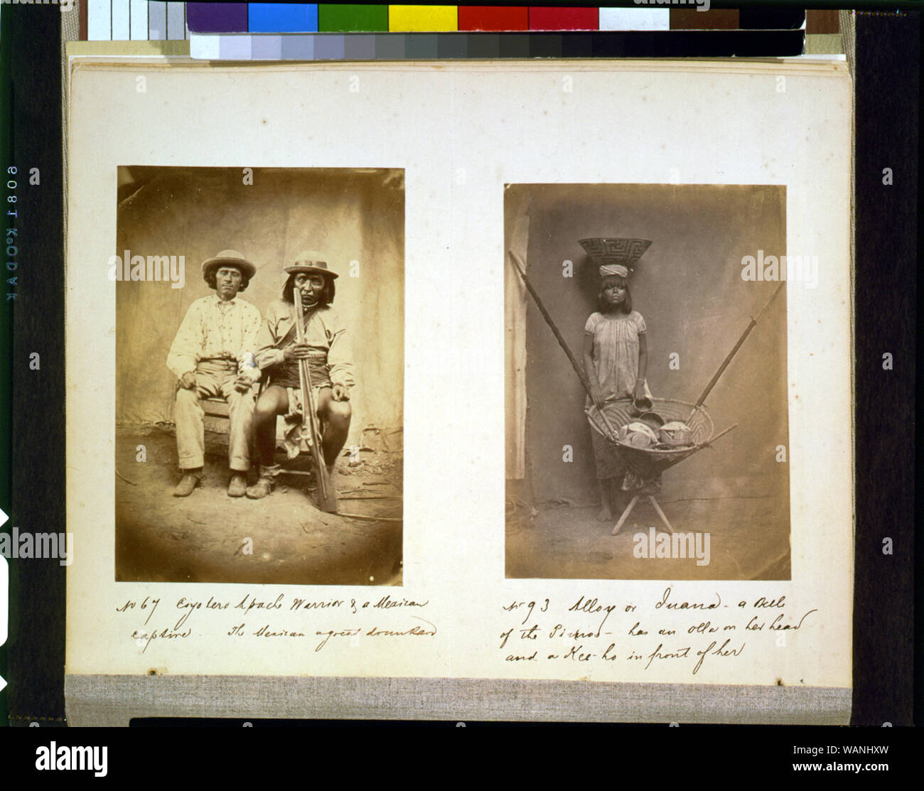 Coyotero guerrier Apache & un captif du Mexique - Le Mexique un grand ivrogne alliage ou Juana - une belle du Pimos [c.-à-d., Pirnas] - a l'olla sur sa tête et un Kee-ho en face d'elle. Banque D'Images