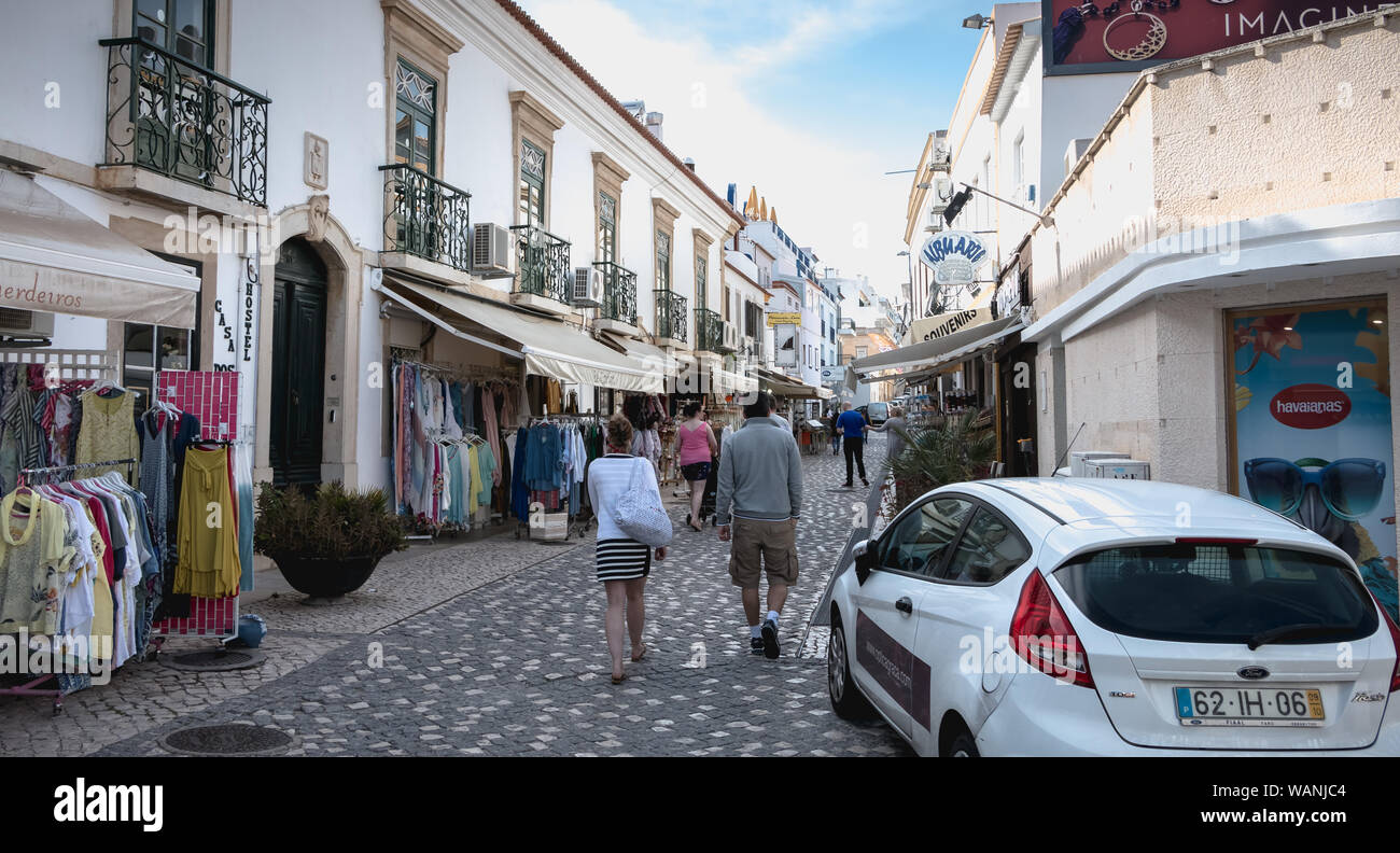 Albufeira, Portugal - 3 mai 2018 : l'atmosphère de la rue et une boutique de souvenirs et de restaurants dans une architecture de centre-ville animé, où les touristes Banque D'Images