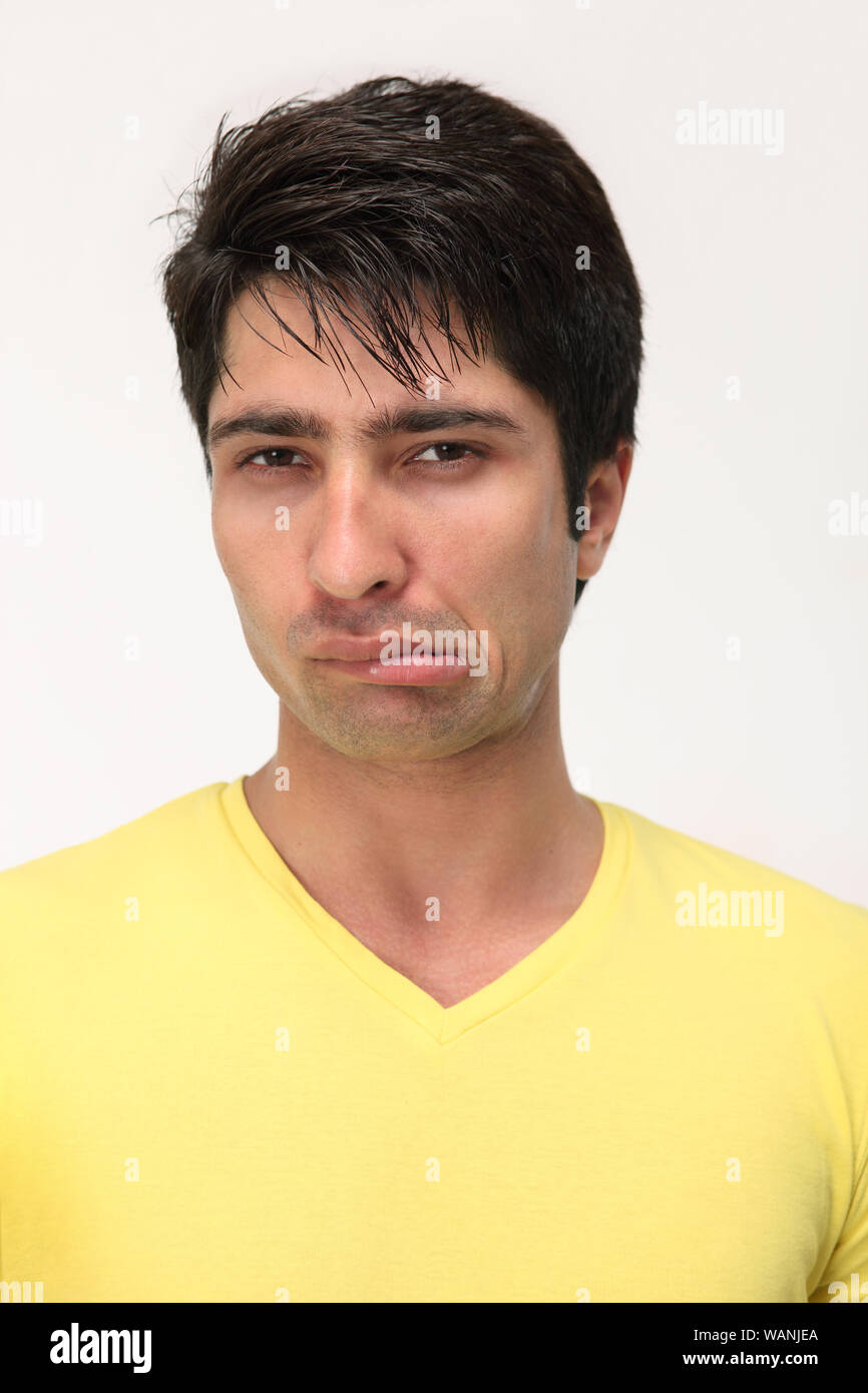 Portrait d'un jeune homme indien grimaçait vers la caméra Banque D'Images