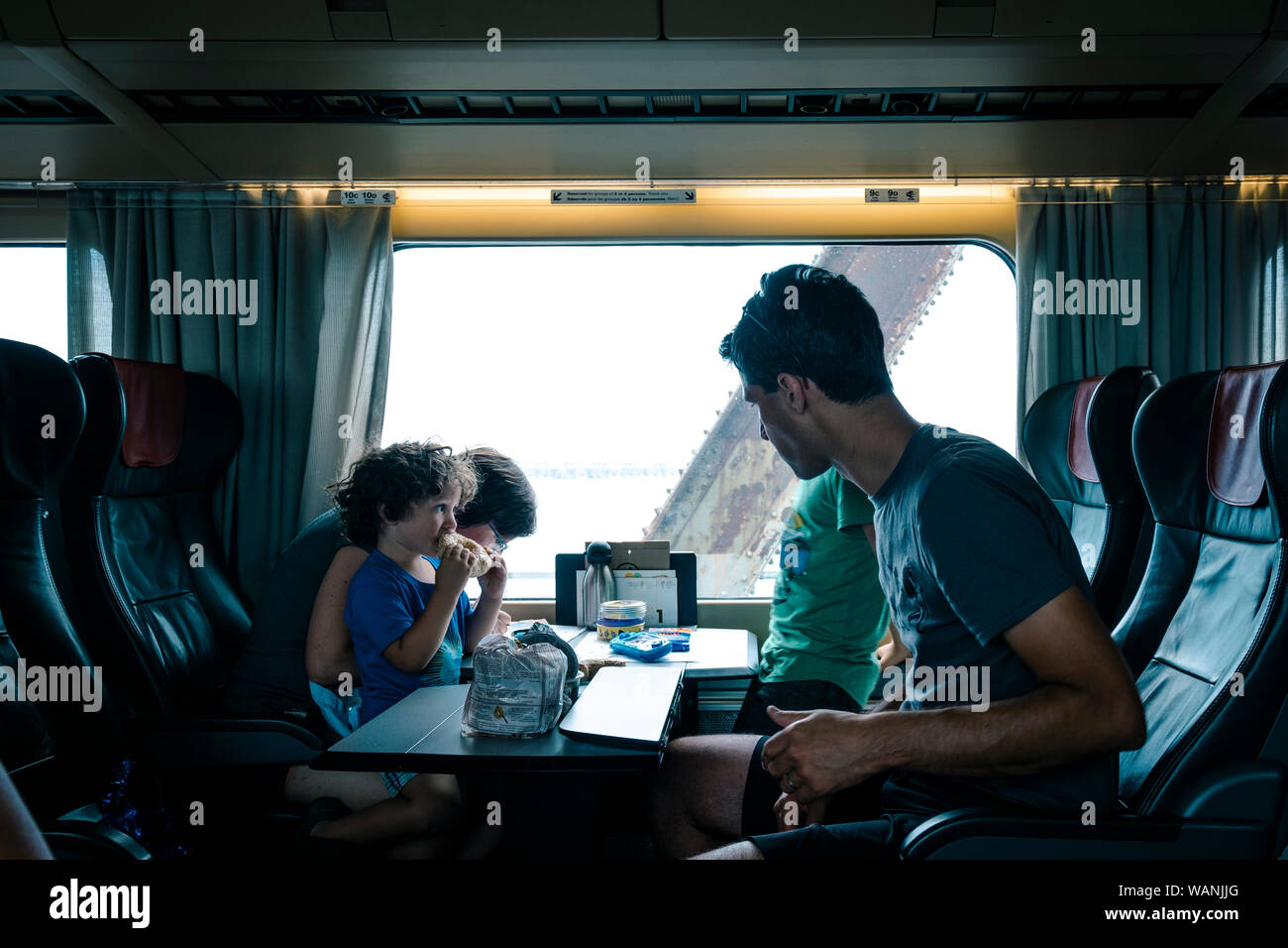 Family Relaxing On Voyage en Train Banque D'Images