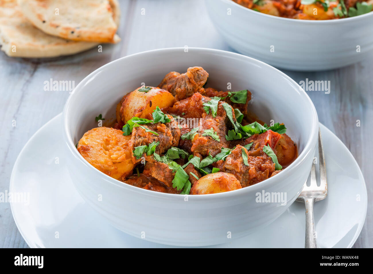 Aloo gosht avec du pain naan - agneau et pommes de terre au curry - cuisine populaire au Pakistan, au Bangladesh et au nord de l'Inde Banque D'Images