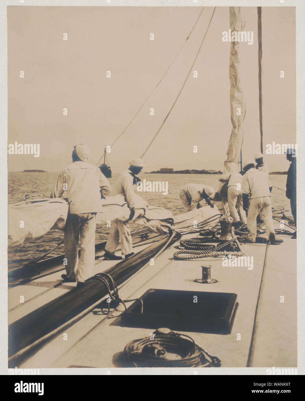 La manipulation de l'équipage sur le yacht à voile, vainqueur de la Coupe de l'America 1903 Banque D'Images