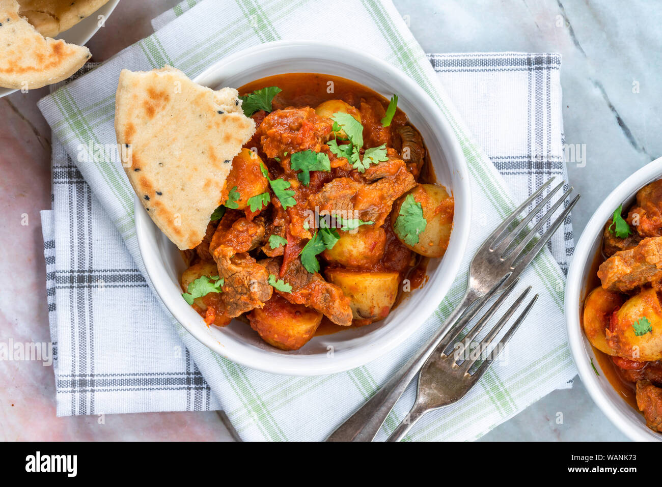 Aloo gosht avec du pain naan - agneau et pommes de terre au curry - cuisine populaire au Pakistan, au Bangladesh et au nord de l'Inde Banque D'Images