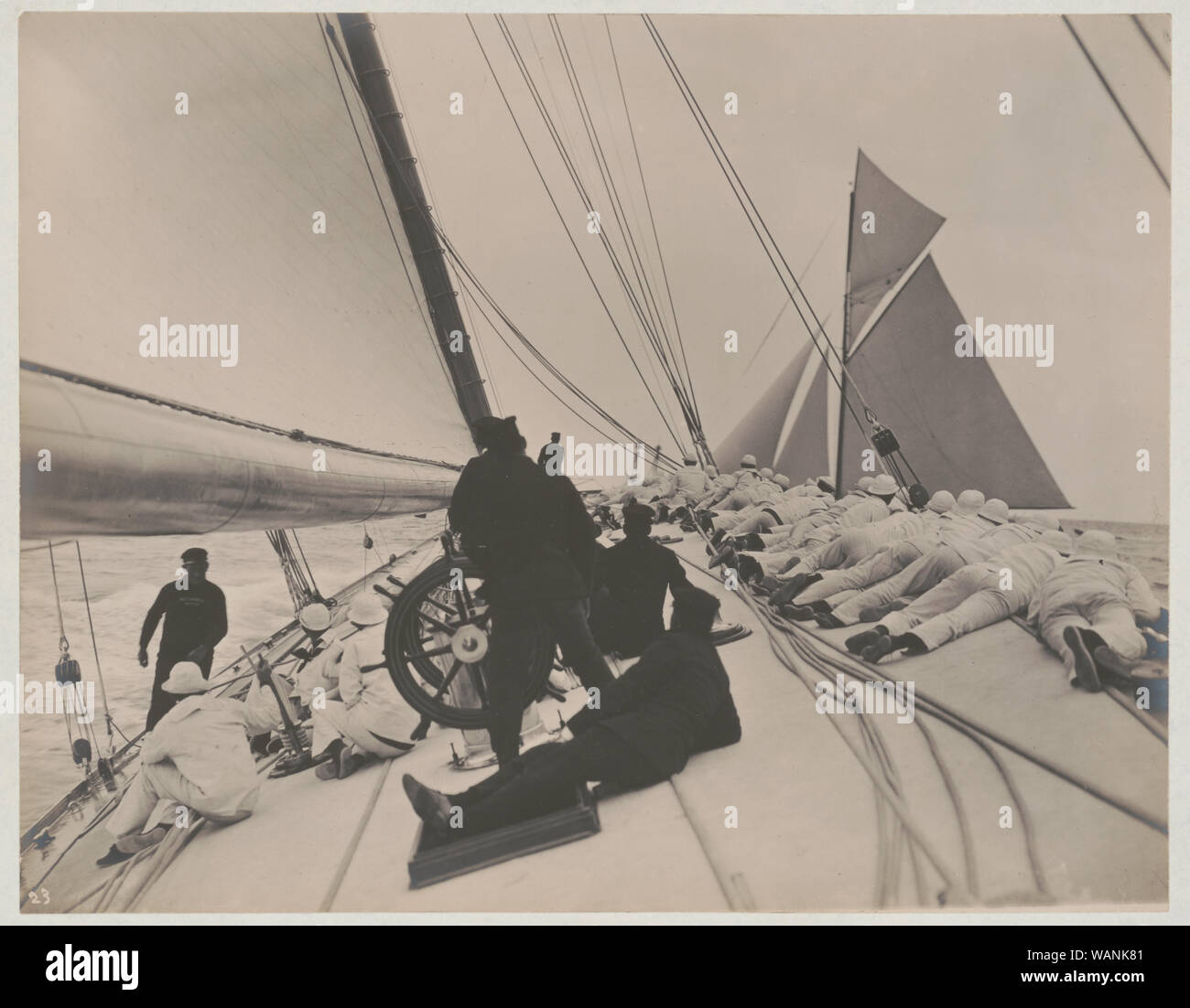 Couché sur l'équipage du côté haut à équilibrer le yacht de Reliance, vainqueur de la Coupe de l'America 1903 Banque D'Images