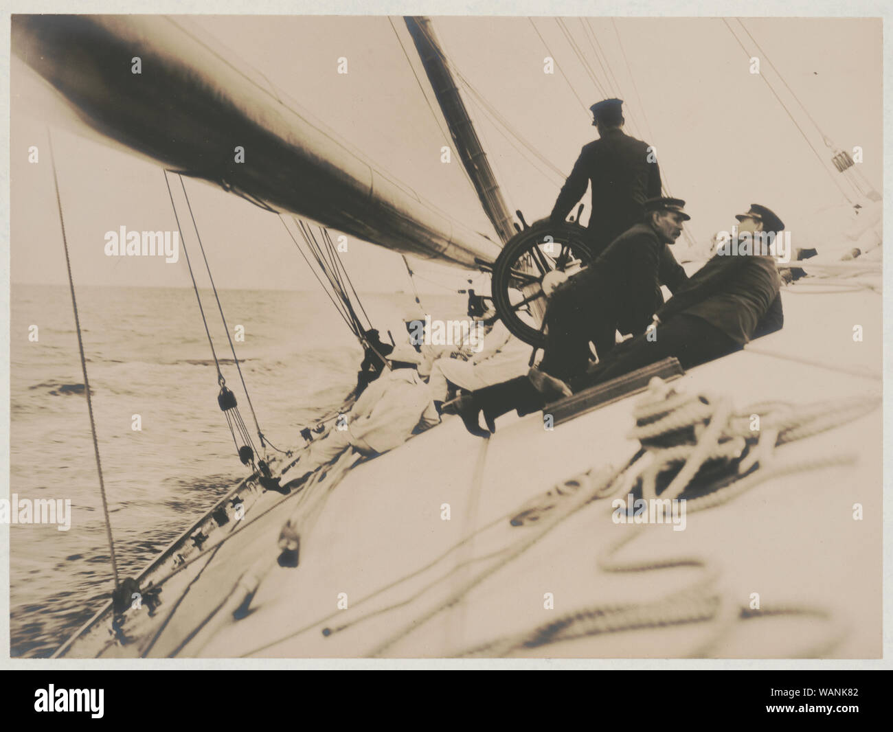 Couché sur l'équipage de pont basculant du yacht, vainqueur de la Coupe de l'America 1903 Banque D'Images