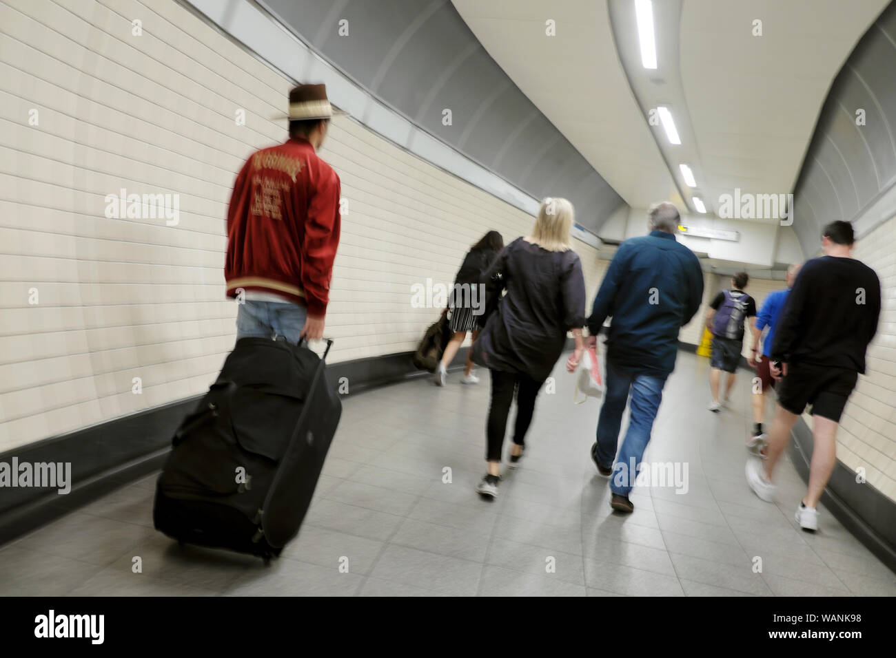 Vue arrière des gens du voyage Les passagers en transit à pied dans un tunnel souterrain dans la ville de London England UK KATHY DEWITT Banque D'Images