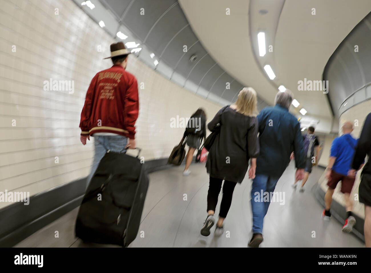 Vue arrière des gens du voyage Les passagers en transit à pied dans un tunnel souterrain dans la ville de London England UK KATHY DEWITT Banque D'Images
