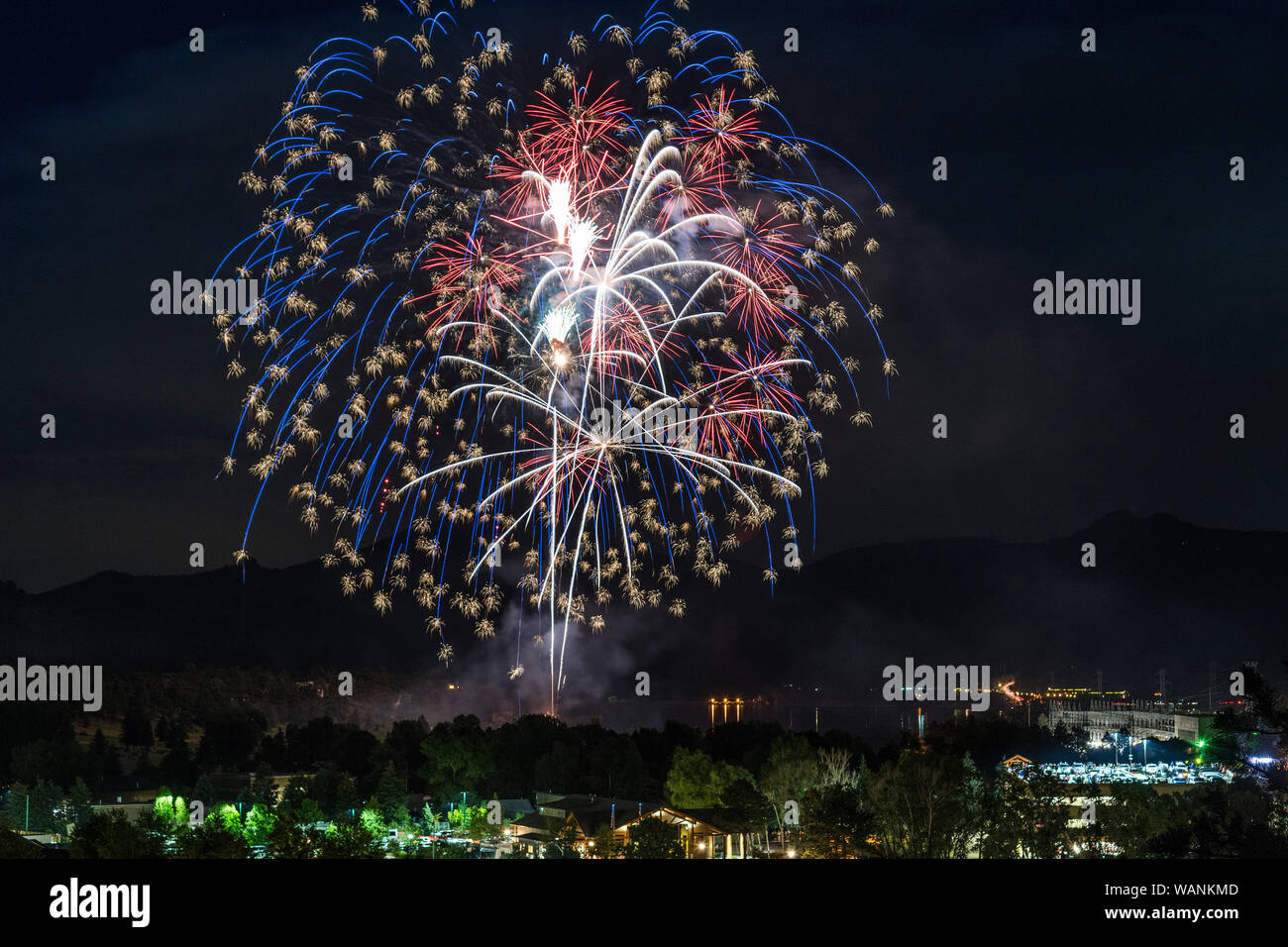 Un rouge, blanc et bleu affichage des pousses d'artifice au-dessus de Estes Park sur la quatrième de juillet. Banque D'Images