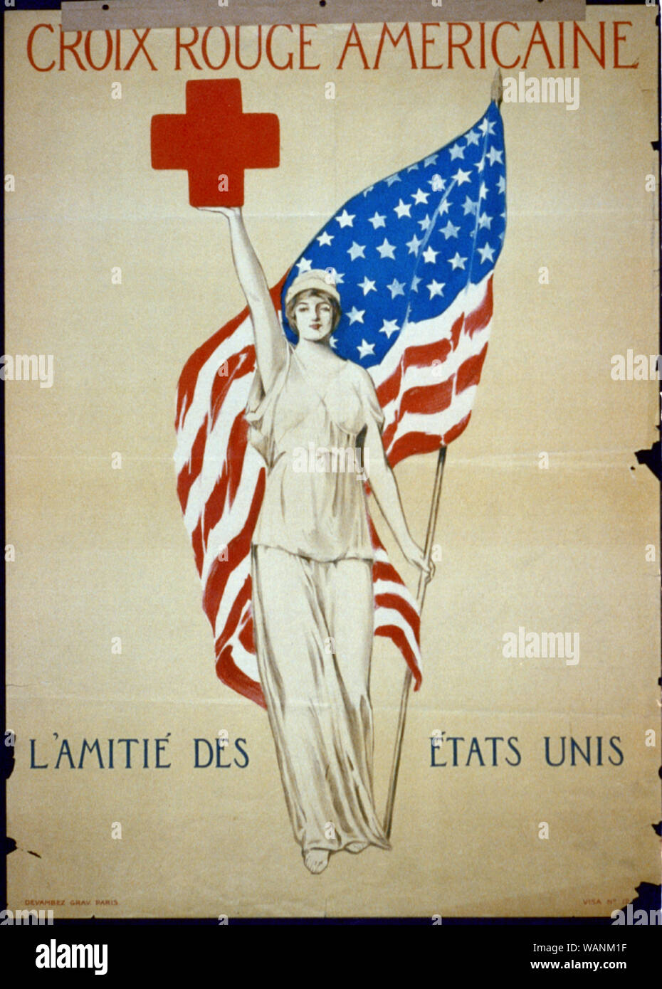 Croix Rouge américaine Résumé : Croix rouge affiche montrant la figure de la liberté tenant une croix rouge et le drapeau américain. Banque D'Images