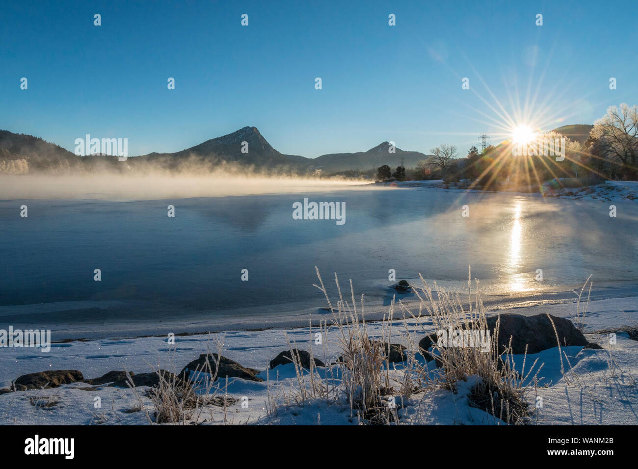 Un matin glacial, froid comme le soleil se lève à l'est au-dessus du lac estes dans Estes Park, Colorado. Banque D'Images