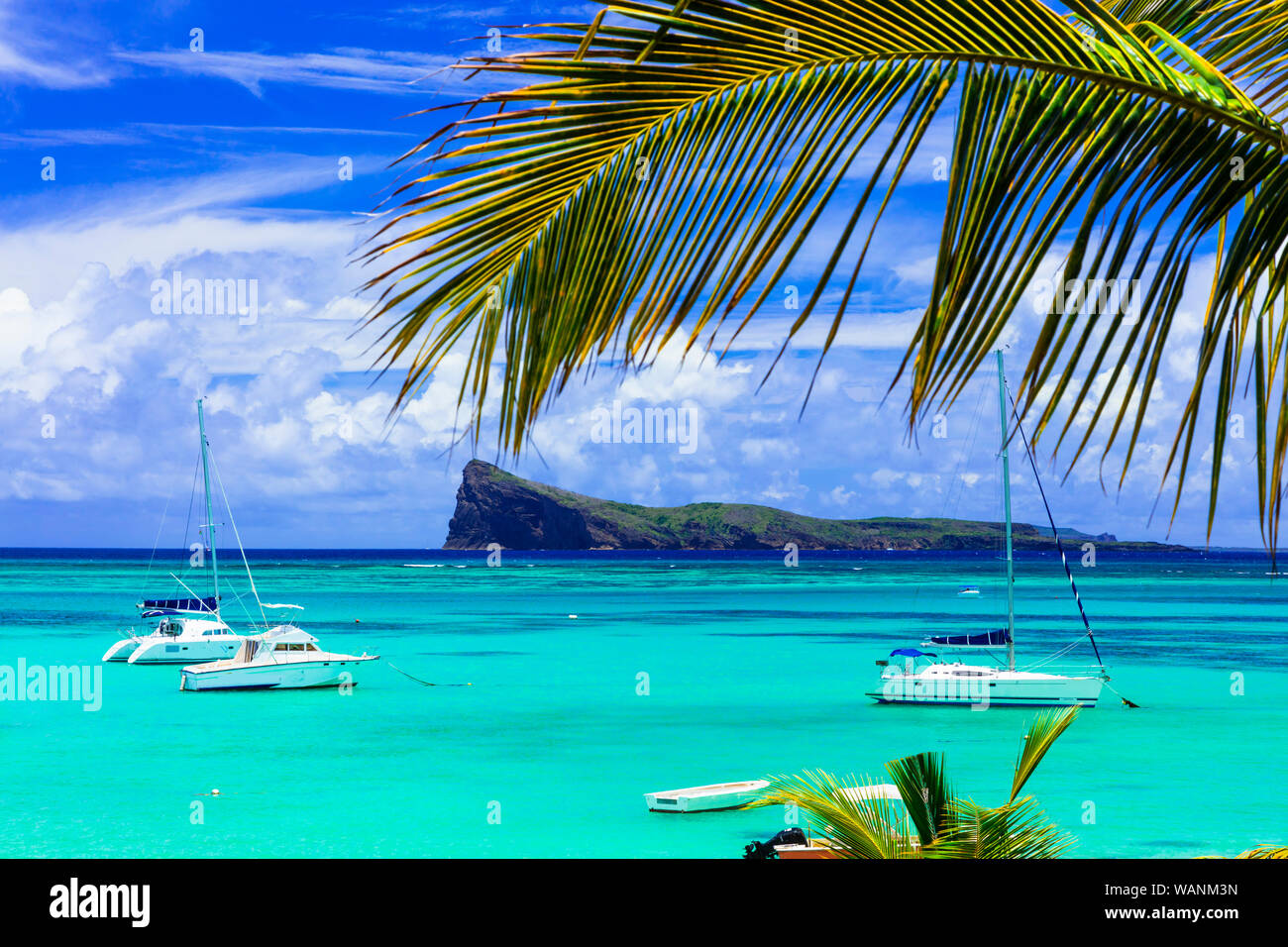 Belle vue,Cap Malheureux avec une mer turquoise, des palmiers et des yachts, l'île Maurice. Banque D'Images