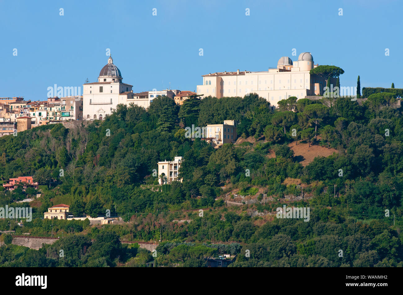 Castel Gandolfo village avec la résidence d'été du Pape, Parc Régional des Castelli Romani, Rome, Latium, Italie Banque D'Images