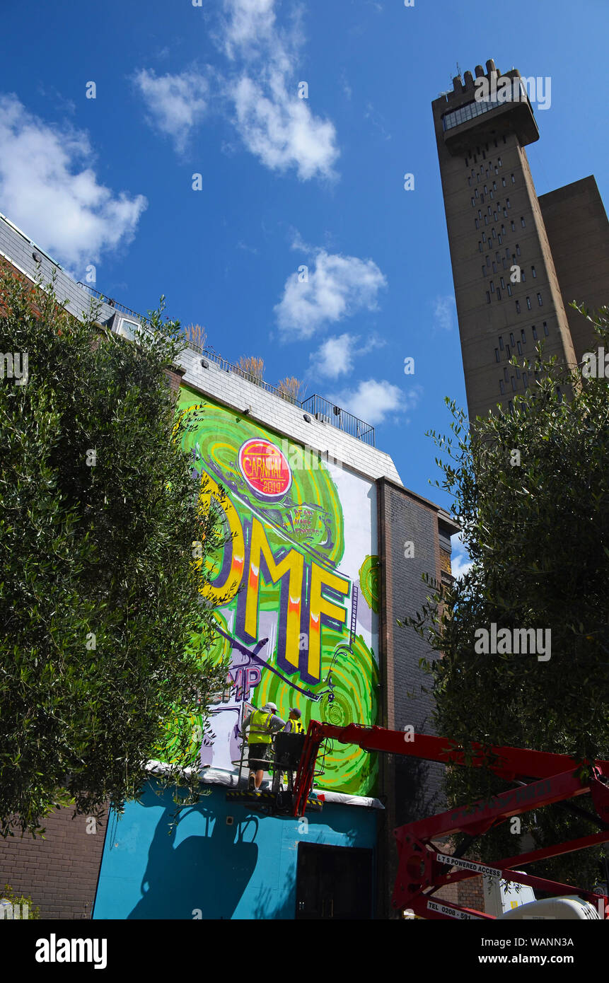 Londres, Royaume-Uni, 21 Août 2019 Publicité murale pour le chanvre et le rhum infusé CDB DMF, Dead Men's fingers, est installé dans la région de Notting Hill en préparation pour le Carnaval 2019. Le chanvre est une souche de l'espèce Cannabis Sativa. Le cannabidiol (CBD) est un ingrédient actif de cannabis provenant de la plante de chanvre. Elle peut aider à traiter des conditions comme la douleur, l'insomnie et l'anxiété. Banque D'Images