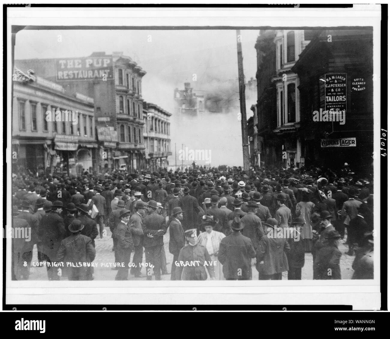 Foule sur Grant Avenue, San Francisco, Californie, regarder immeuble brûler( ?) lors du séisme et l'incendie du 18 avril 1906 Banque D'Images