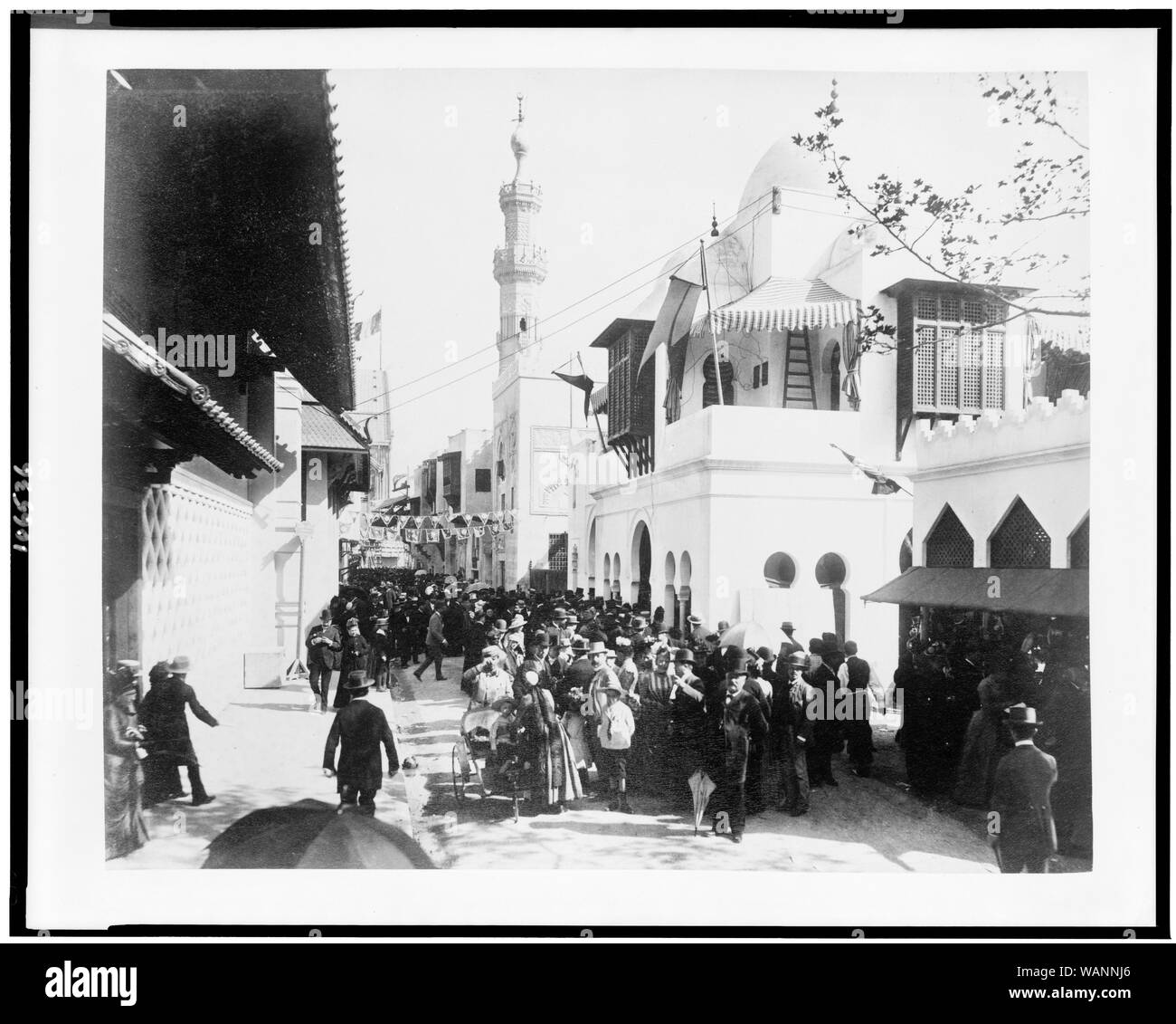 Foule dans une rue au Caire devant les pavillons de l'Exposition de Paris, le Maroc, 1889 Banque D'Images