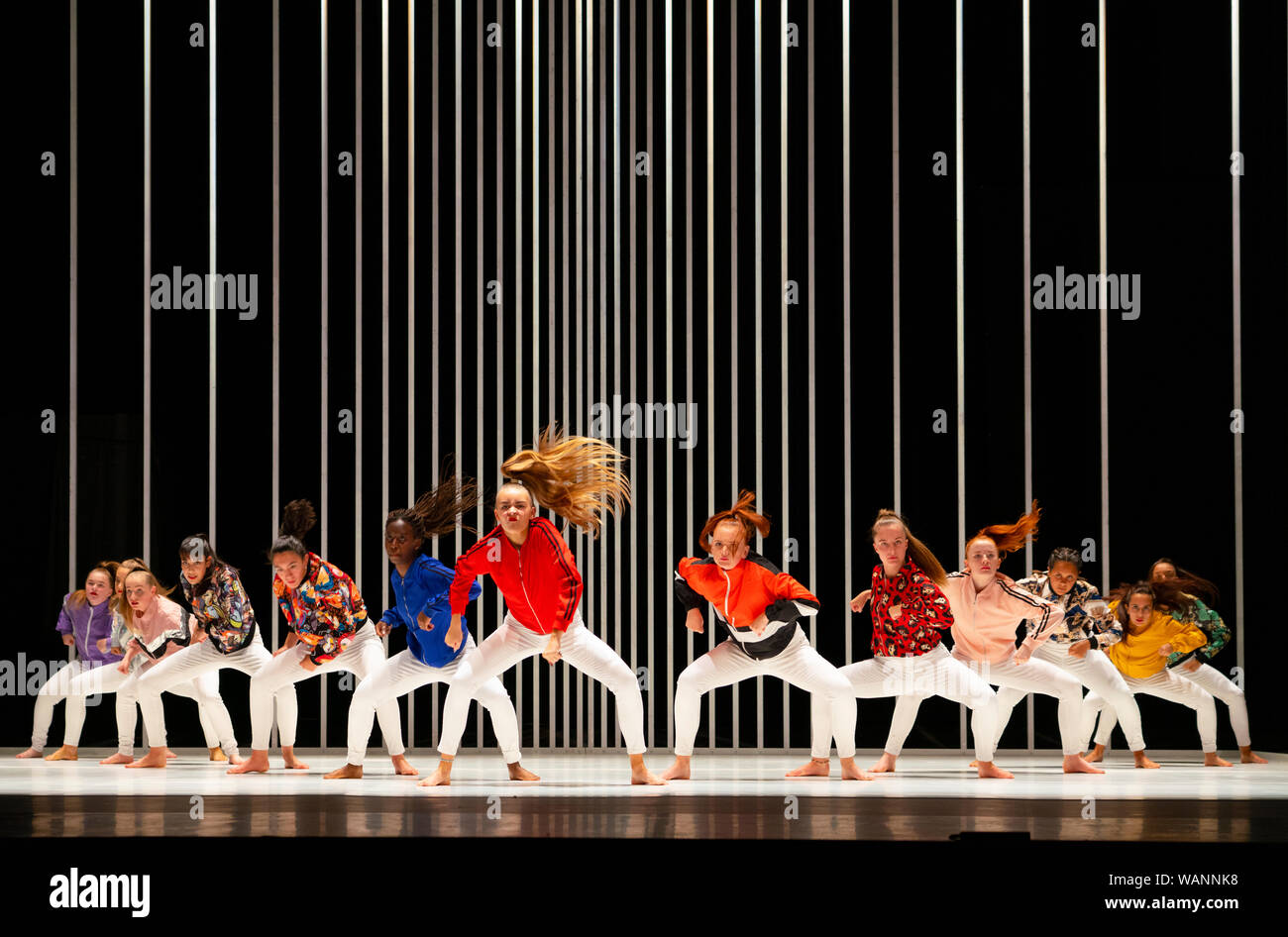 Edinburgh, Ecosse, Royaume-Uni. 21 août 2019. Sur la photo ; les jeunes danseurs locaux formant le ÒSugar ArmyÓ écossais d'effectuer en dur pour être Soft : une Prière de Belfast par Oona Doherty et premier Cut Productions au Lyceum Theatre au Festival International d'Édimbourg. Difficile d'être Soft est une pièce de danse qui regarde derrière les masques de la violence et le machisme de la vie intérieure du disque de Belfast et les hommes des femmes fortes. Divisé en quatre épisodes, difficile d'être Soft dispose de solos Doherty elle-même, un guerrier-comme groupe de danse hip-hop, et un match de lutte chorégraphiée pour un duo masculin. Iain Masterton/Alamy Live News. Banque D'Images