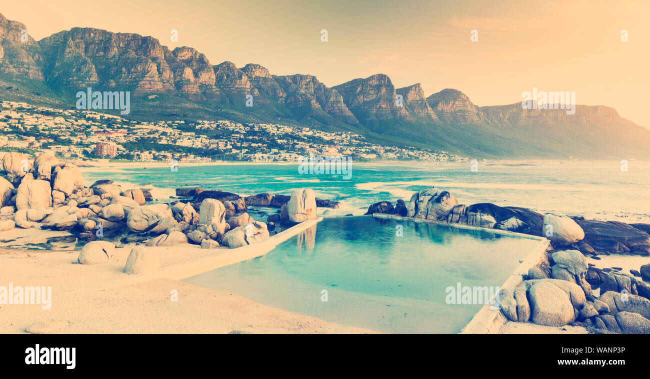 Camps Bay, Cape Town au crépuscule avec retro style effet filtre Instagram Banque D'Images