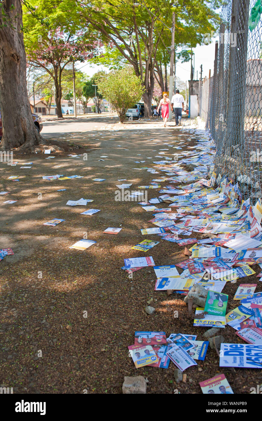 La saleté dans les rues, les élections municipales, São José dos Campos, São Paulo, Brésil Banque D'Images