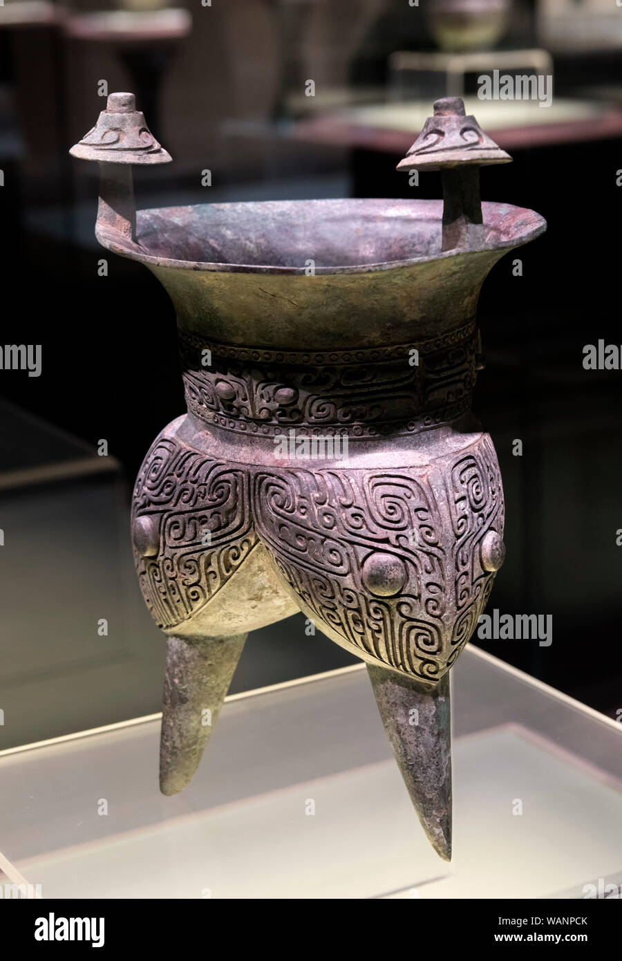 Bronze chinois-ware. Bateau de vin (JIA) avec masque Animal, Mi Dynastie Shang (15ème-13ème siècle avant J.-C.) Banque D'Images