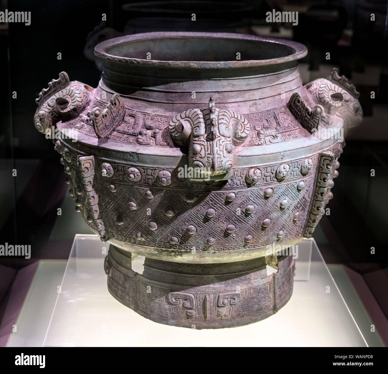 Bronze chinois-ware. Pou (navire alimentaire) avec quatre têtes de Ram, la fin de la Dynastie Shang (13ème-11ème siècle avant J.-C.) Banque D'Images