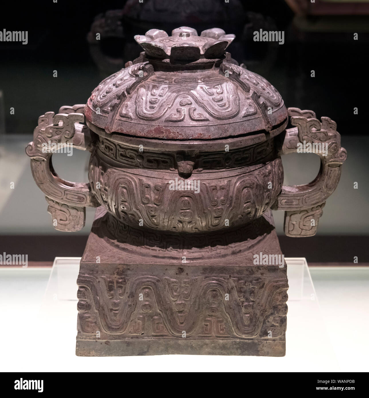 Bronze chinois-ware. Hu Gui (navire alimentaire), la fin de dynastie Zhou de l'Ouest (Début Du ixe siècle à 771 avant J.-C.) Banque D'Images
