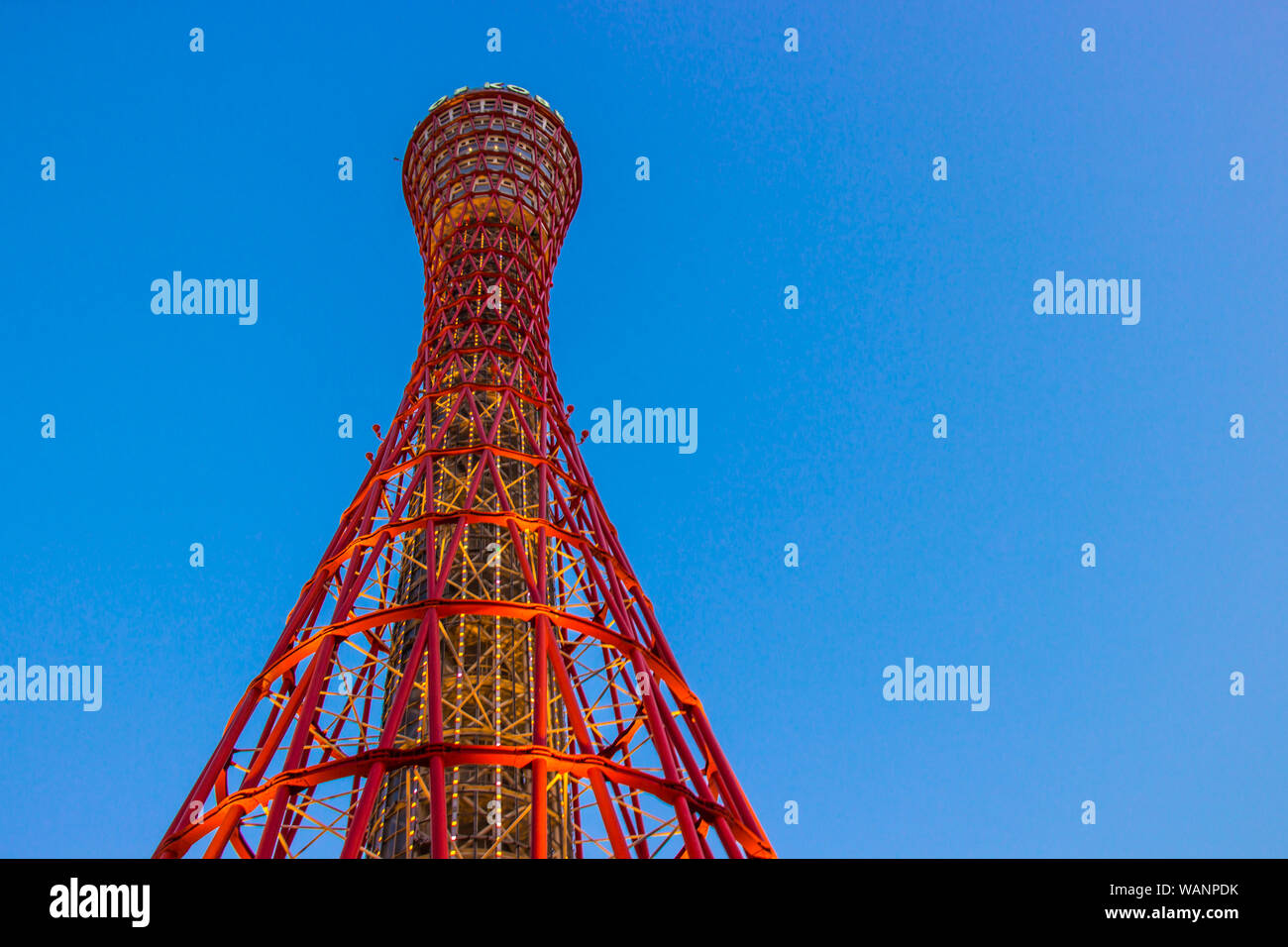 KOBE, JAPON - 11 mars 2018 : Kobe port Tower est un 108 m de haut pylône en treillis, Japon Banque D'Images
