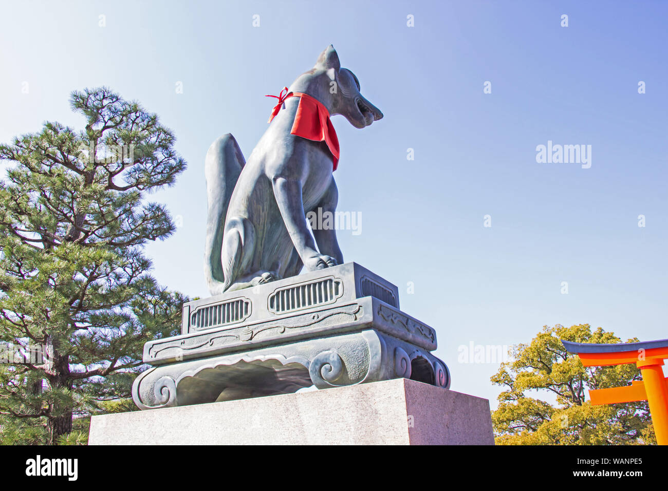 Statue de renard à la porte d'entrée du Sanctuaire Fushimi Inari, Kyoto. Banque D'Images